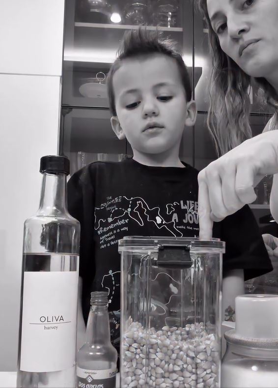Luca prepara pochoclos con la ayuda de su madre, Mica Viciconte | Fuente: Instagram/micaviciconte