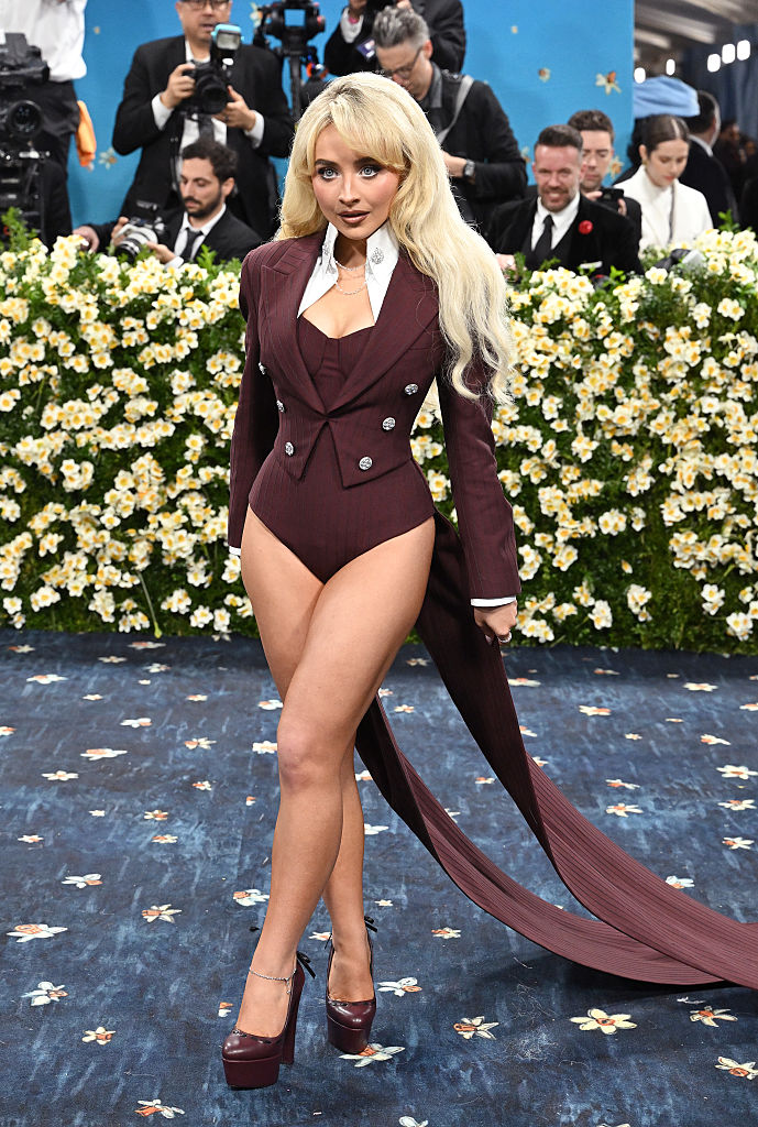 Sabrina Carpenter luce un body inspirado en el esmoquin y sin pantalones en la Met Gala con el tema "Tailored for You" el 5 de mayo de 2025.