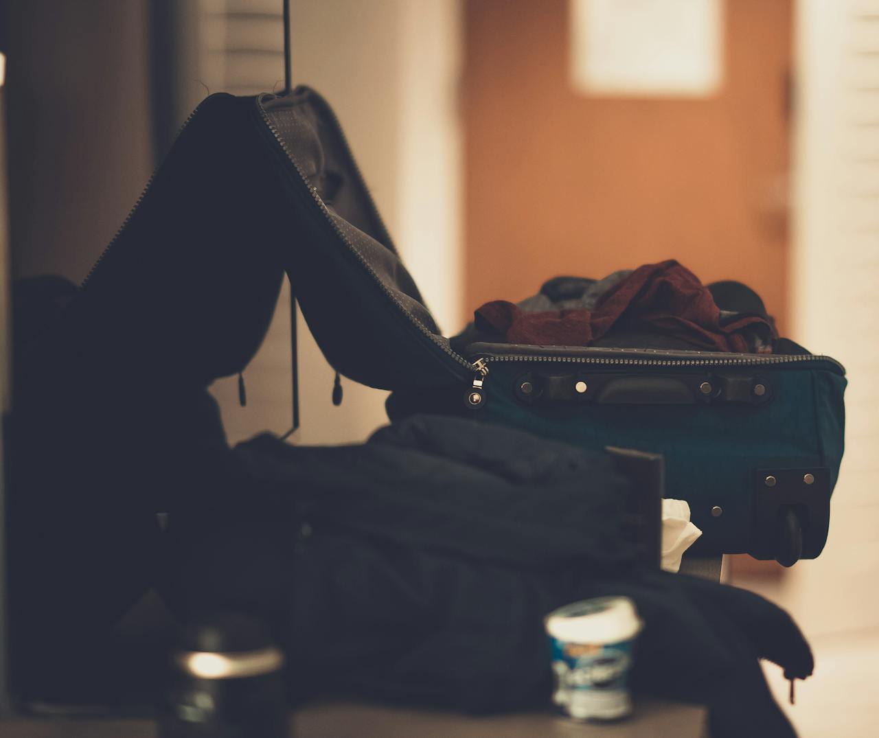 Ropa guardada en una maleta | Fuente: Pexels