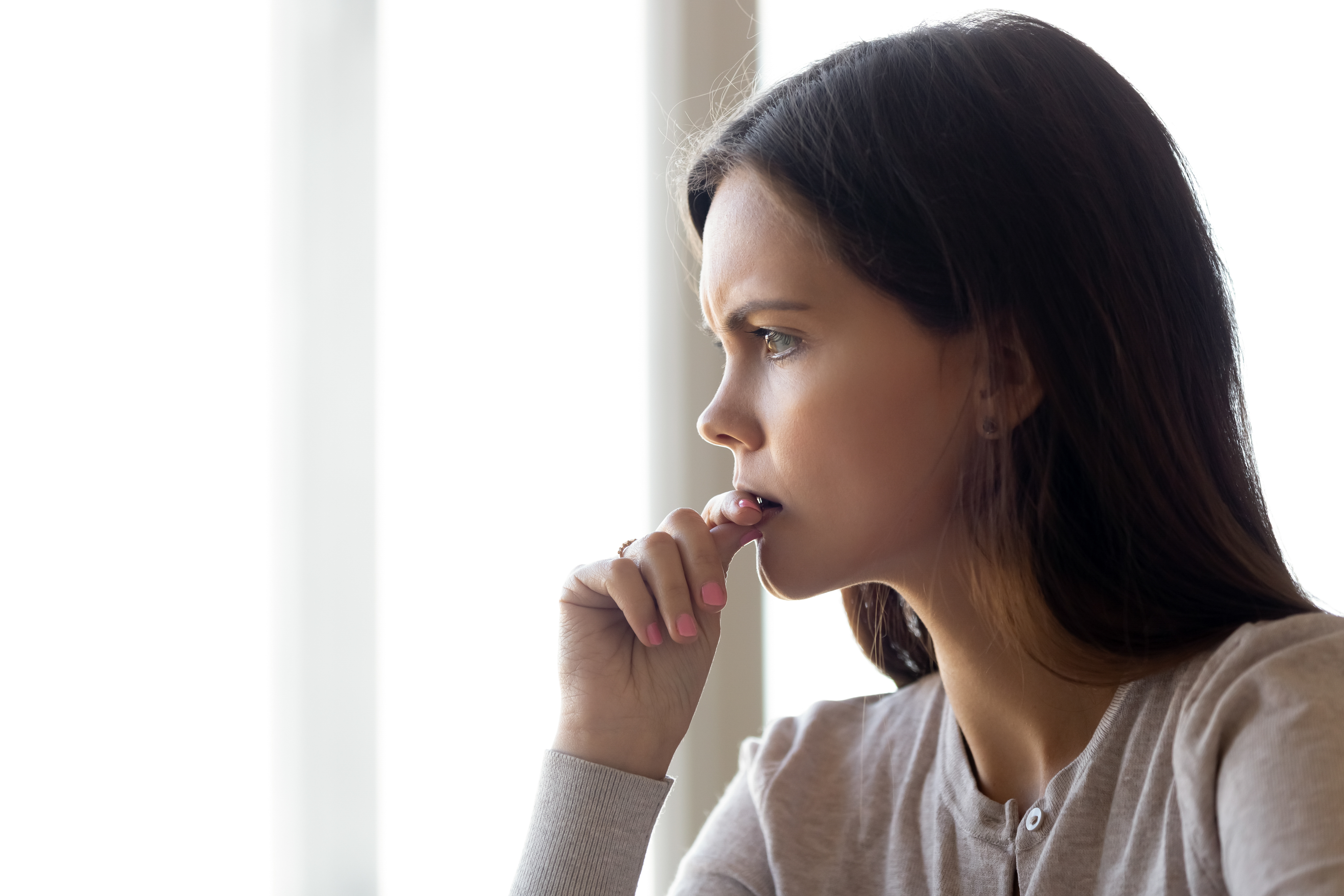 Una mujer perdida en profundos pensamientos | Fuente: Shutterstock