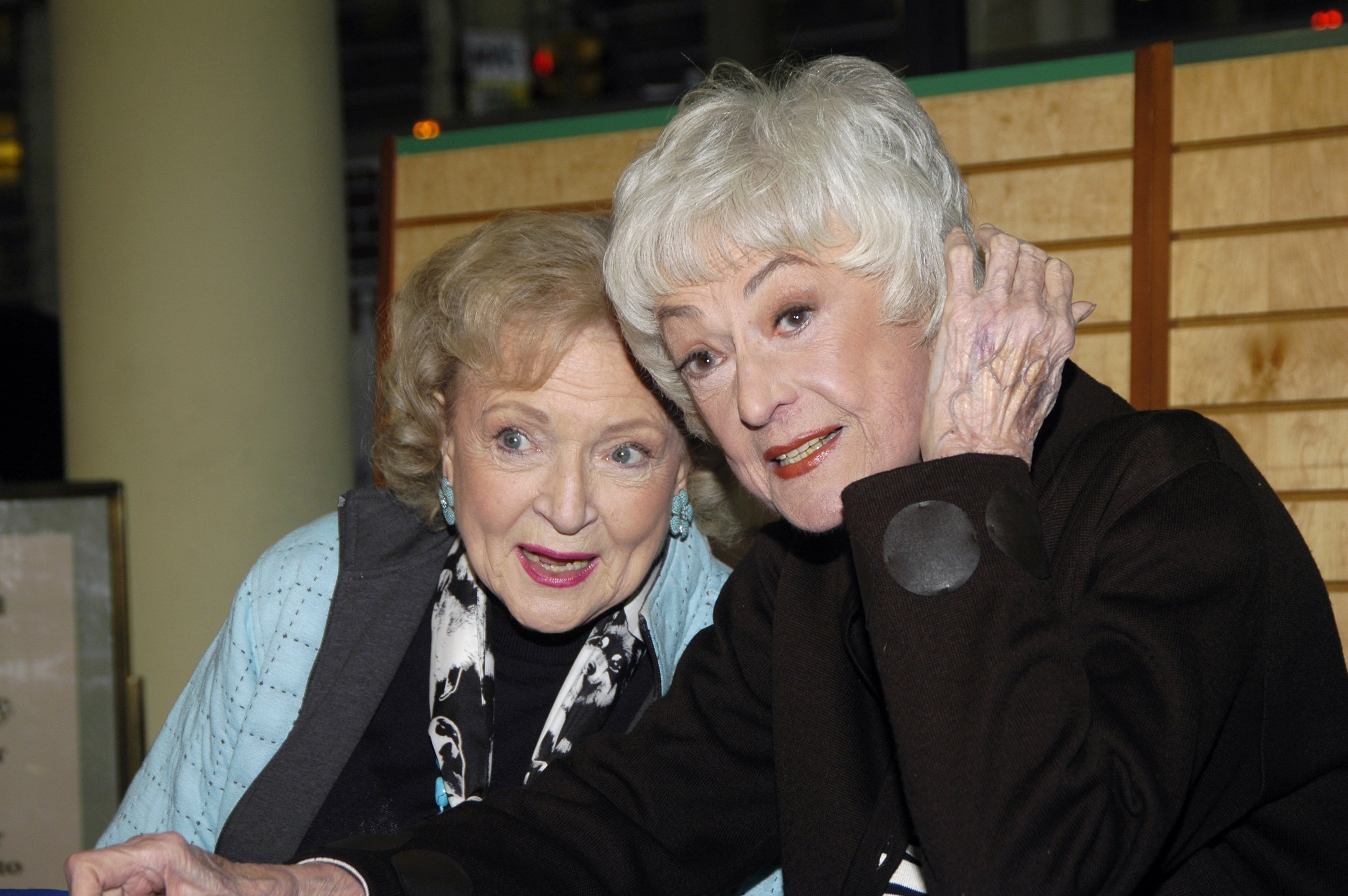 Betty White y Bea Arthur en Barnes and Noble el 22 de noviembre de 2005, Nueva York. | Foto: Getty Images