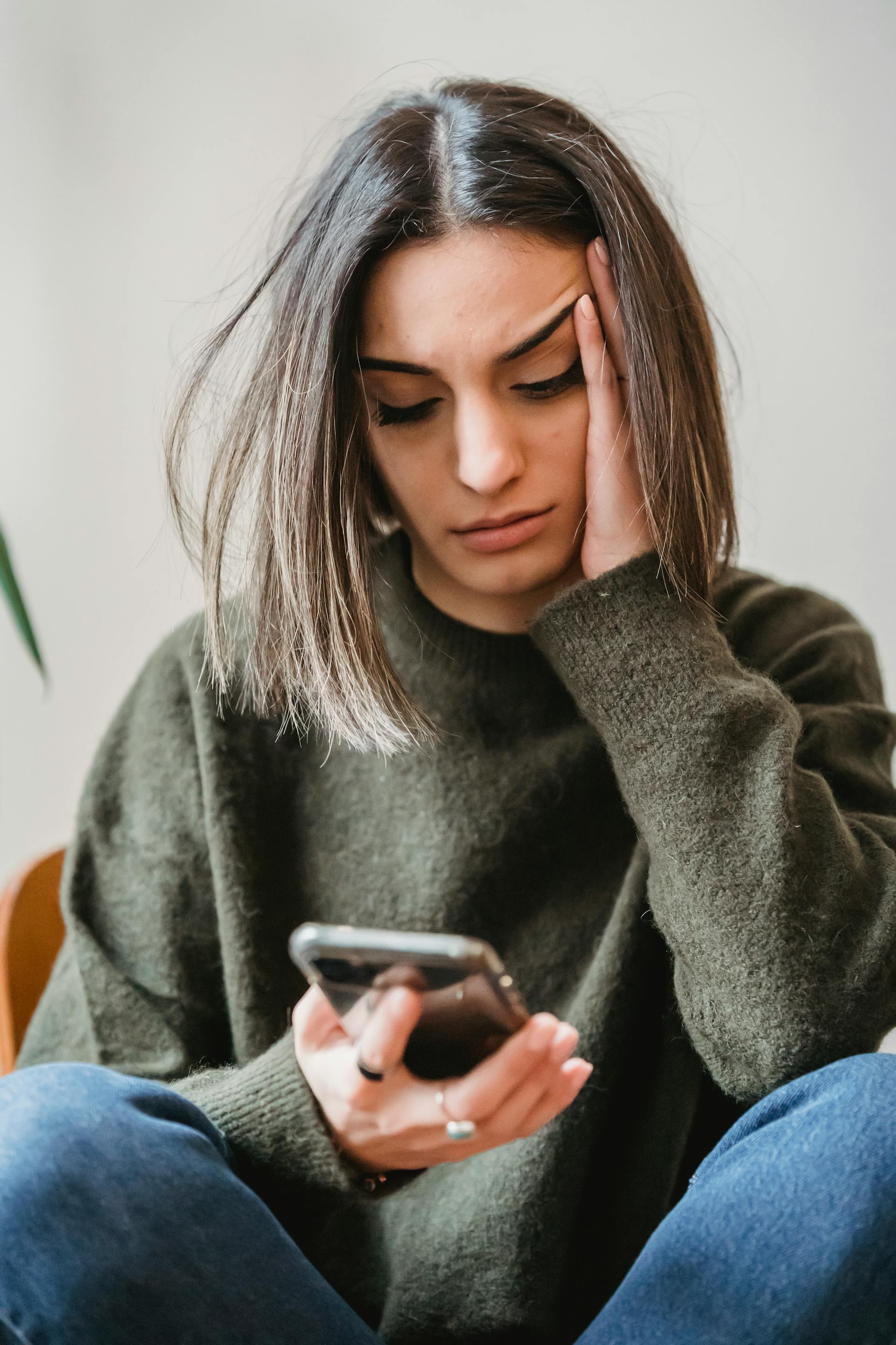 Una mujer utilizando un teléfono móvil | Fuente: Pexels