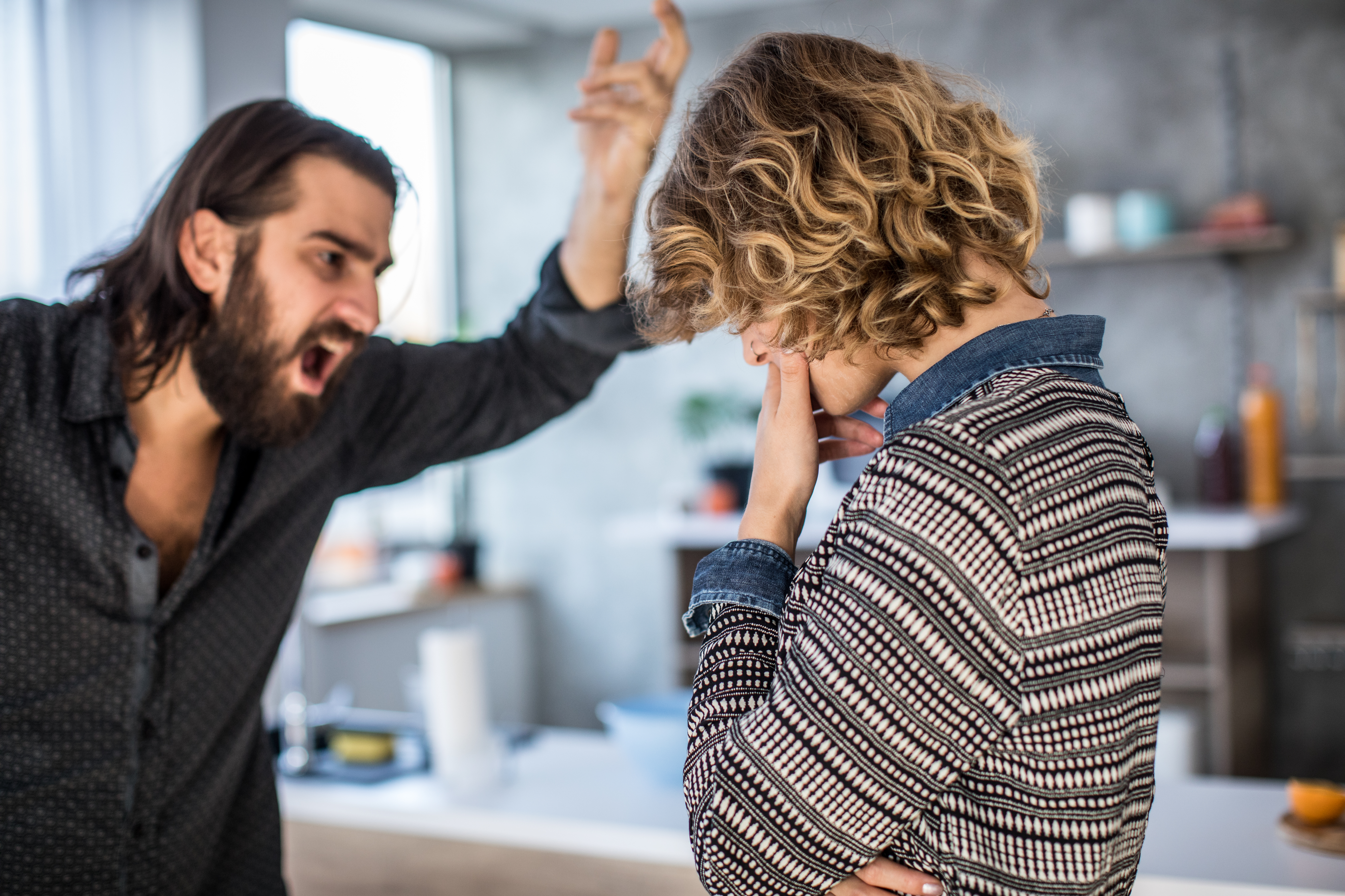 Un hombre enfadado gritando a su esposa | Foto: Getty Images