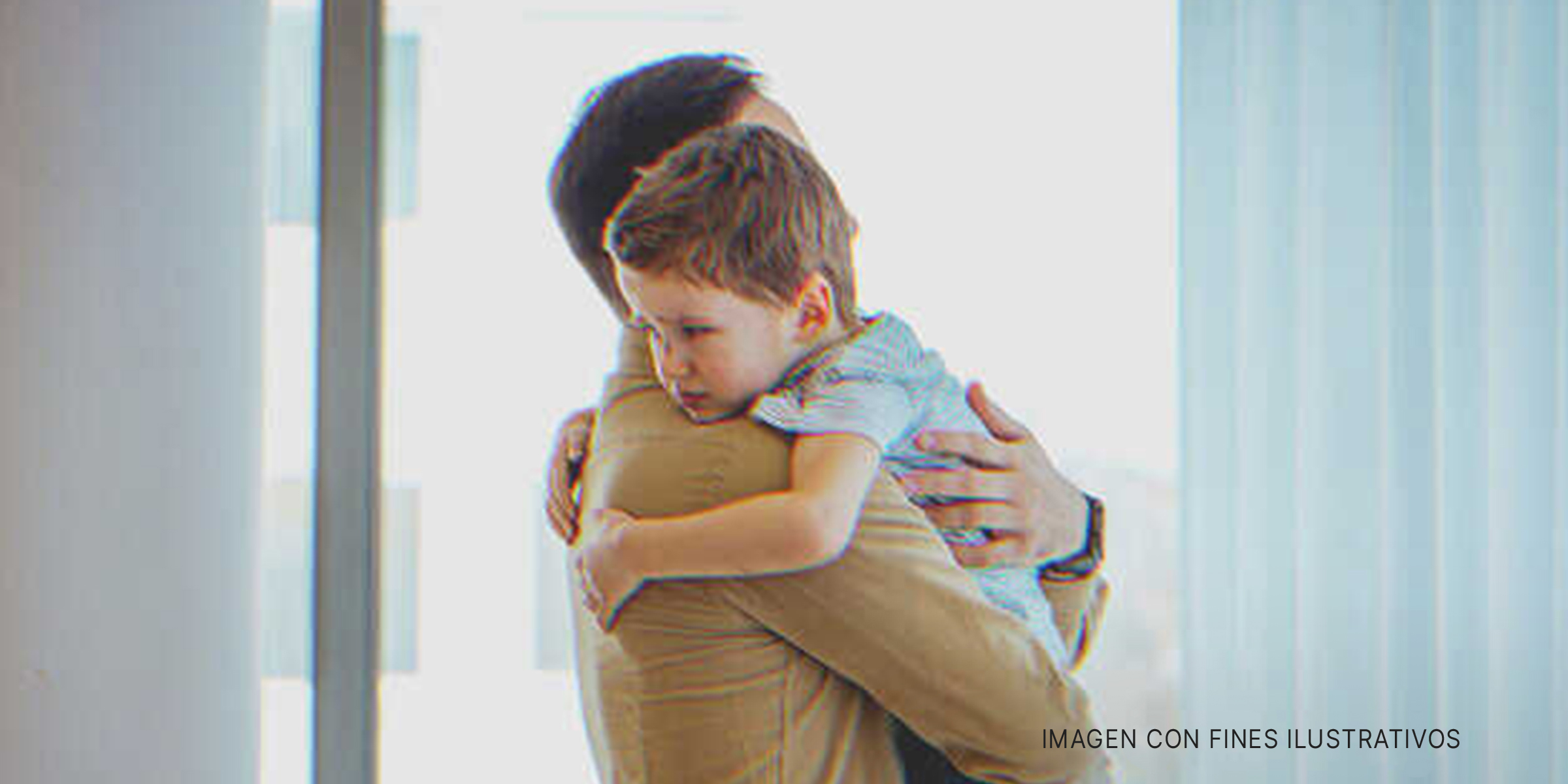 Padre e hijo pequeño abrazándose. | Foto: Shutterstock