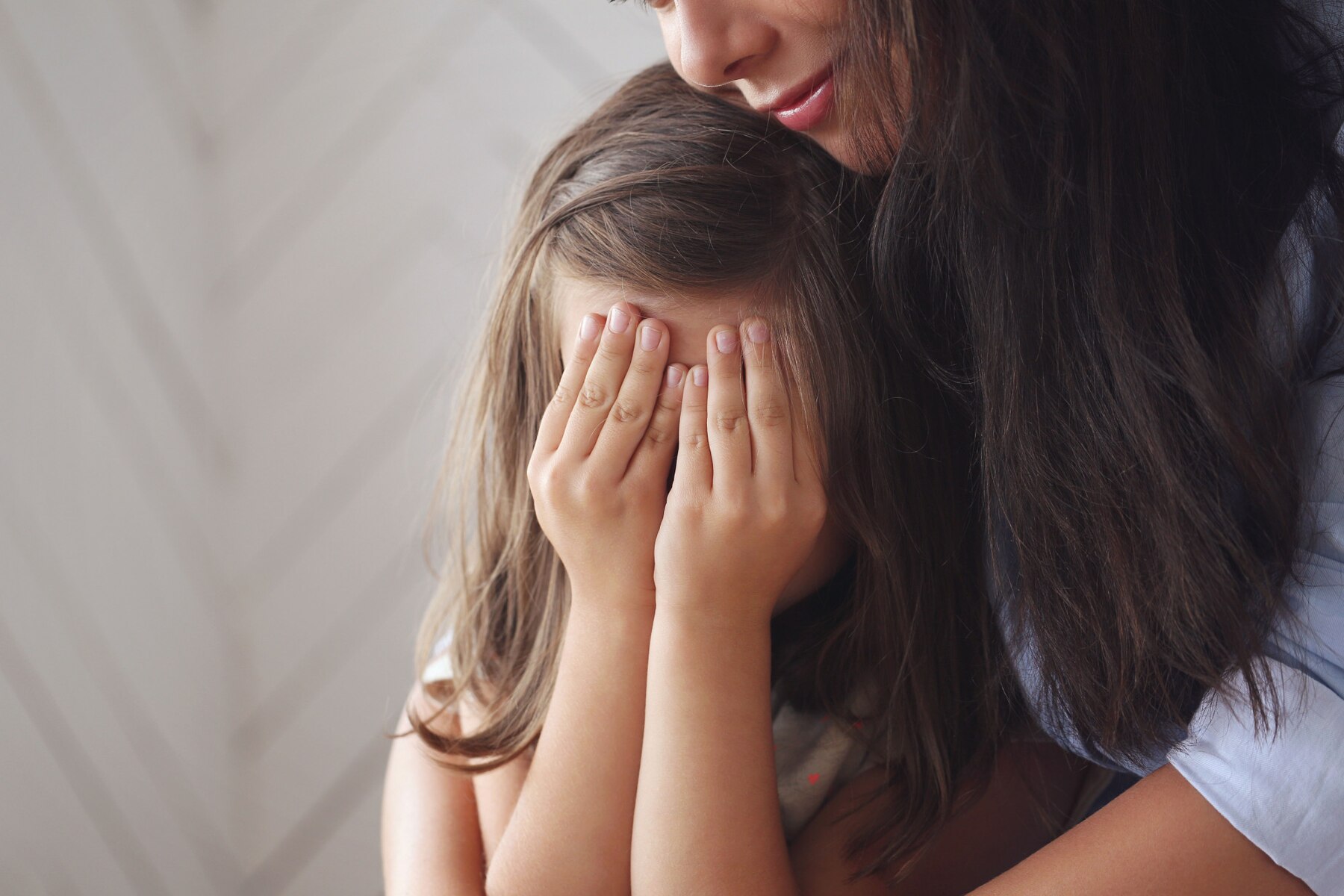 Una mujer abraza a su hija que llora | Fuente: Freepik