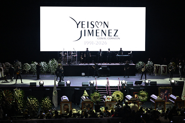 Familiares, amigos y seguidores asisten al homenaje fúnebre simbólico del cantante colombiano Yeison Jiménez en Bogotá, el 14 de enero de 2026. Seis personas murieron el 10 de enero, incluido el popular cantante Yeison Jiménez, cuando la pequeña avioneta en la que viajaban se estrelló poco después del despegue en el centro de Colombia, según informaron las autoridades | Fuente: Getty Images