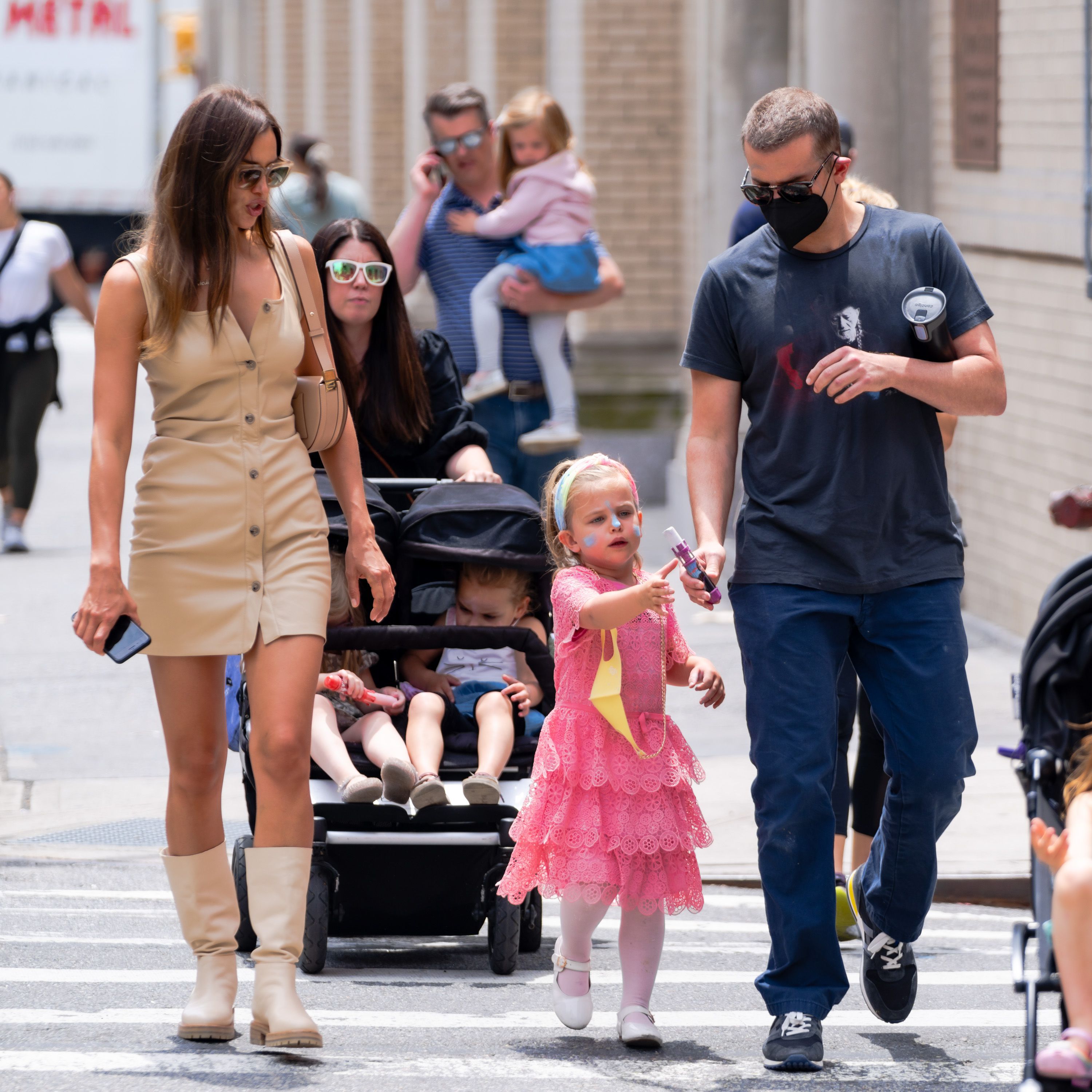 Irina Shayk, Lea Cooper y Bradley Cooper en West Village el 2 de junio de 2021 en la ciudad de Nueva York. | Foto: Getty Images