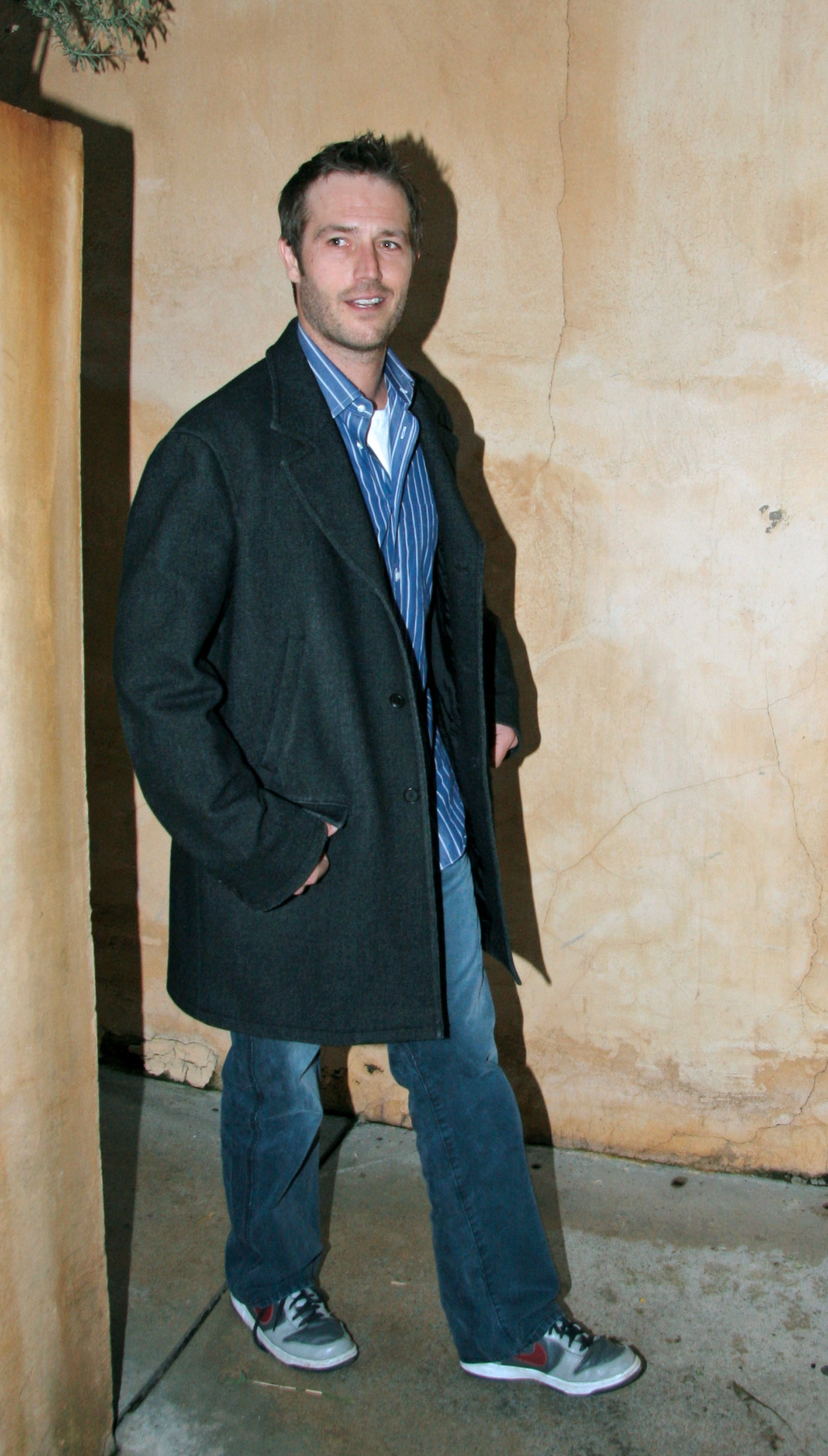 Michael Vartan, al llegar a un evento en Los Ángeles, luce un look desenfadado con un abrigo oscuro y una camisa a rayas, combinando una sofisticación relajada con el estilo clásico de principios de los 2000.