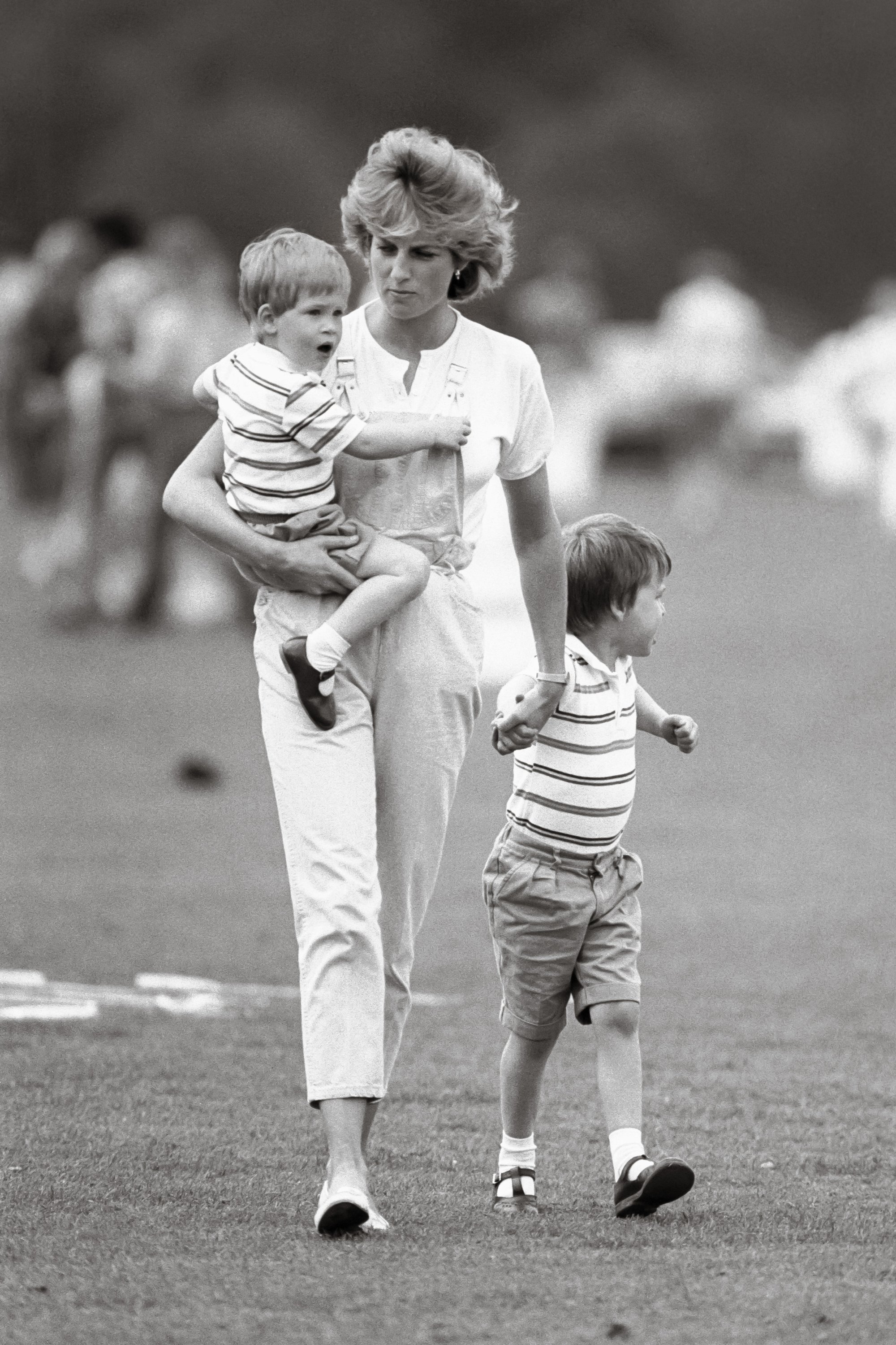 Diana, la princesa de Gales, el príncipe William y el príncipe Harry en un partido de polo en Smiths Lawn, Windsor en 1987 | Foto: Getty Images