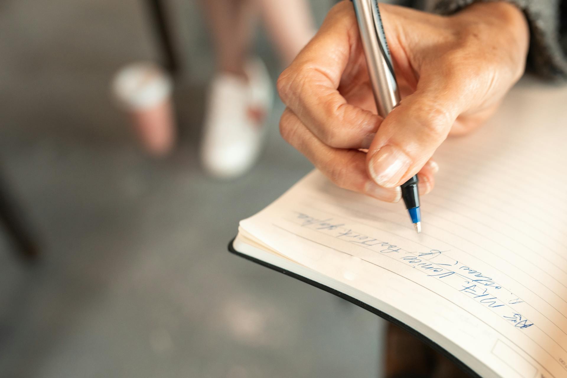 Una mujer escribiendo en un cuaderno | Fuente: Pexels