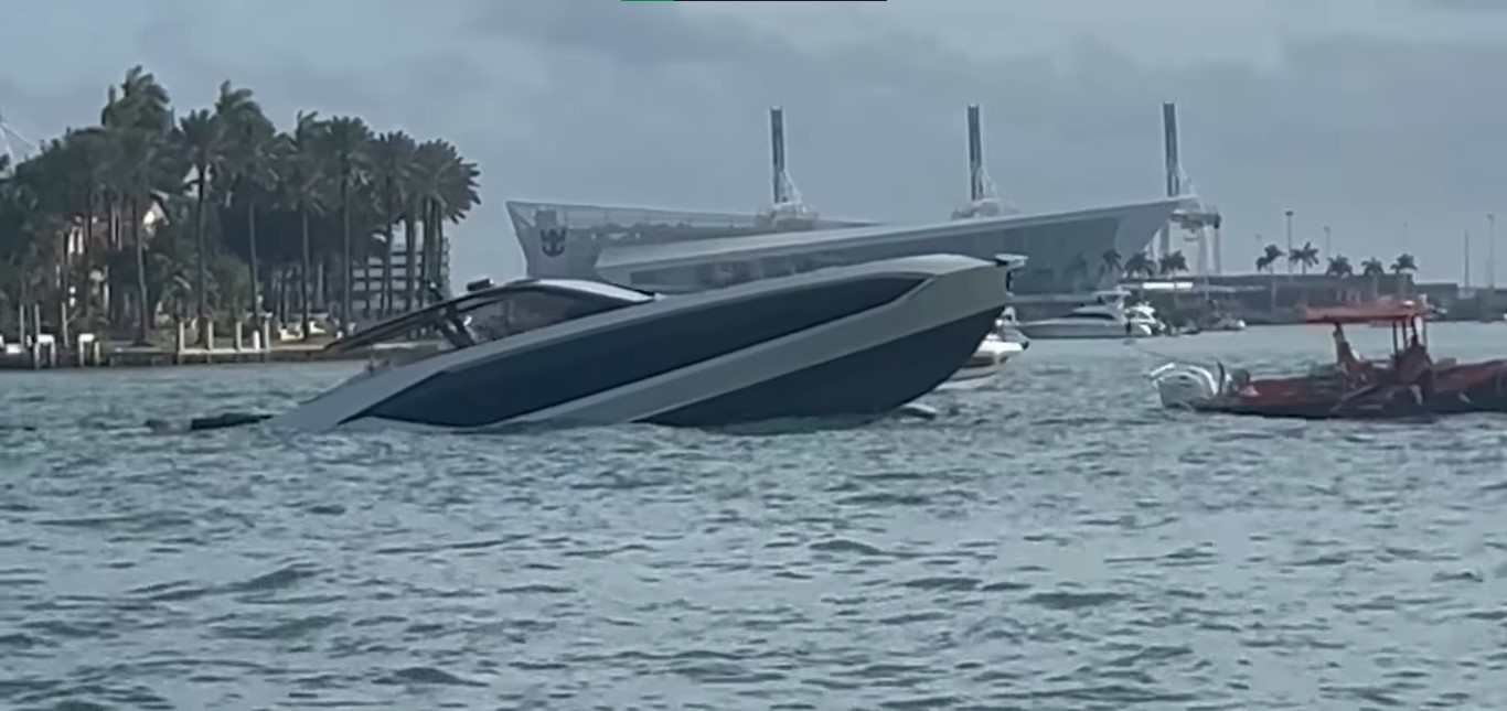 El yate hundido. | Foto: YouTube/New York Post