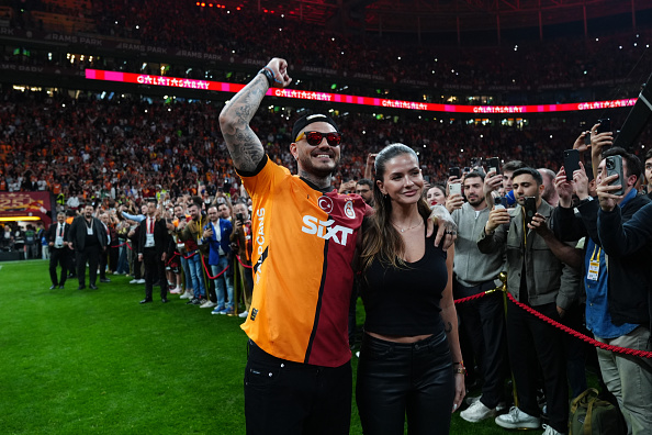 Mauro Icardi (izquierda), del Galatasaray, celebra junto a su novia, la China Suárez (derecha), después de que el equipo conquistara la Superliga de Turquía por tercera vez consecutiva y por 25.ª vez en su historia, tras el partido de la última jornada contra RAMS Başakşehir en Estambul, Turquía, el 30 de mayo de 2025. | Fuente: Getty Images