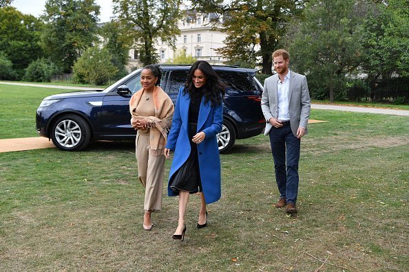 Meghan Markle, junto a su madre, Doria Ragland y el príncipe Harry. | Foto: Getty Images