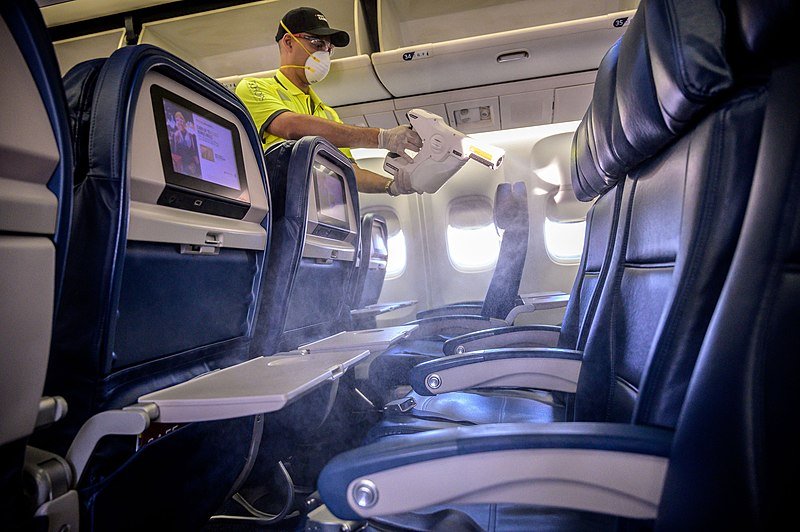 Desinfectan asientos de avión. | Foto: Wikipedia 
