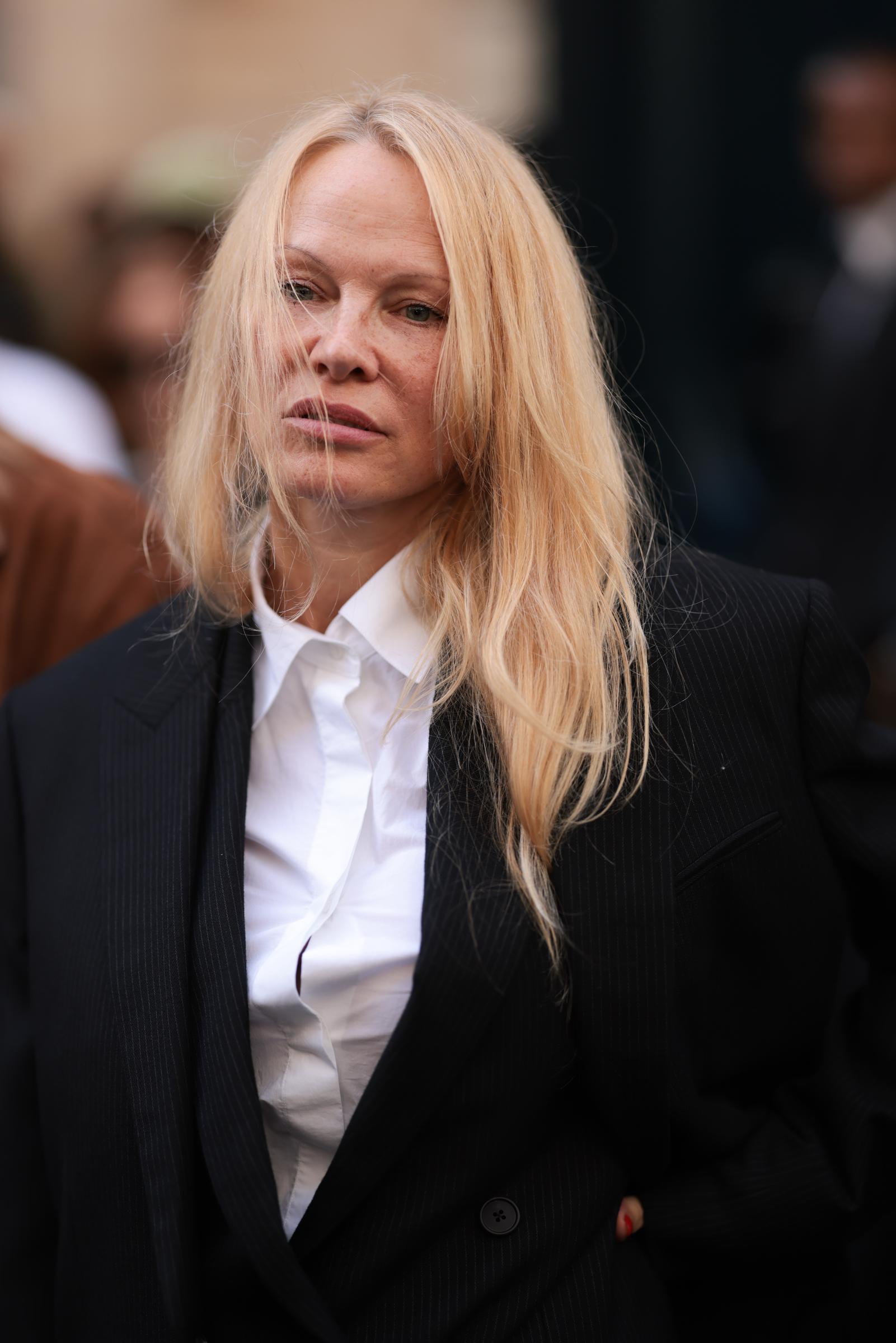 Pamela Anderson asiste a los Fashion Awards 2023 en el Royal Albert Hall de Londres el 5 de diciembre de 2023. Meses después de sus apariciones sin maquillaje en la Semana de la Moda de París, siguió apostando por un look de belleza sencillo en la alfombra roja. | Fuente: Getty Images
