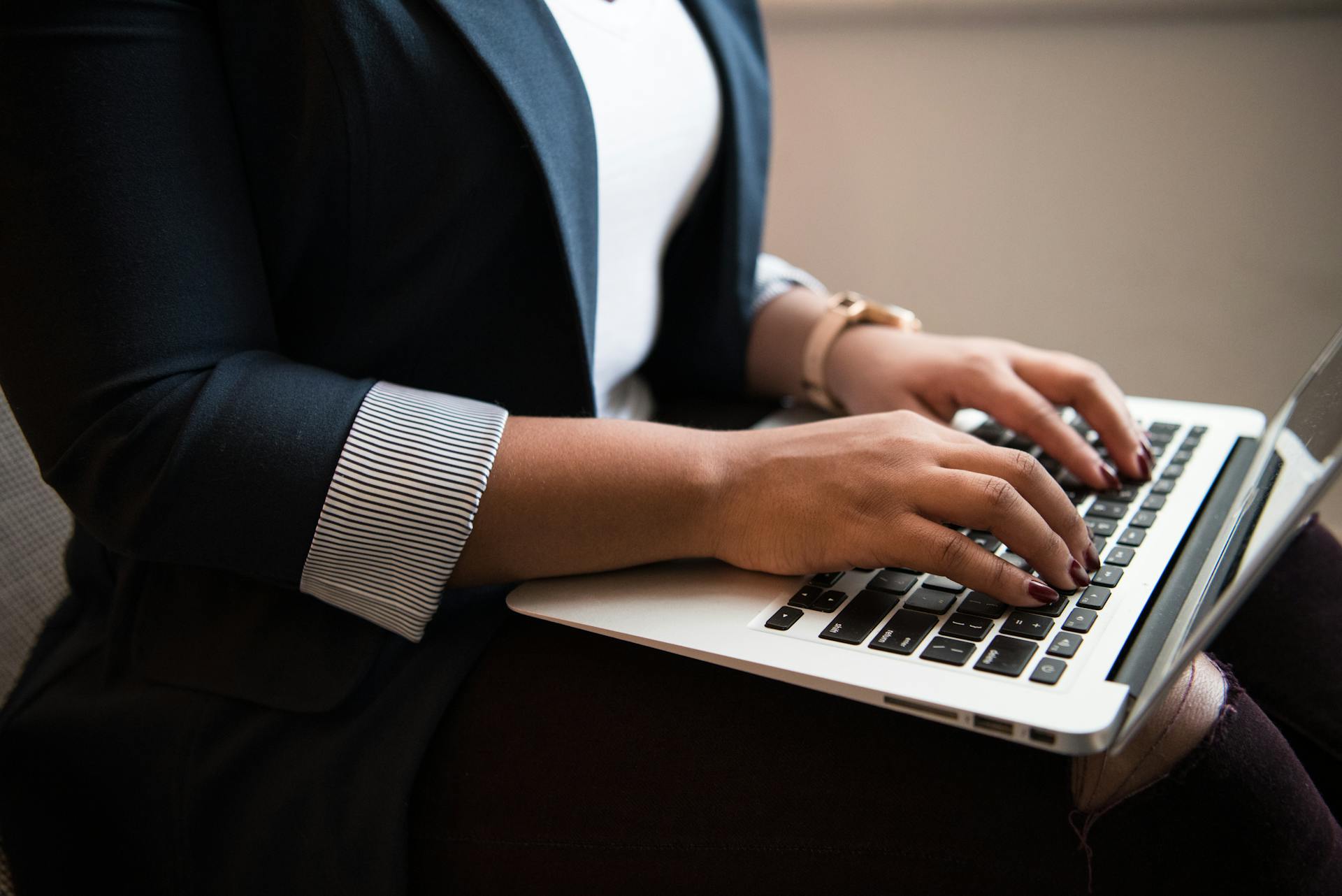 Una mujer utilizando un ordenador portátil | Fuente: Pexels