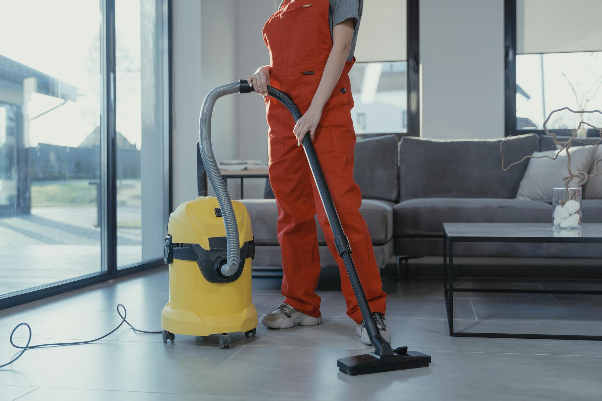 Una mujer limpiando una oficina | Fuente: Pexels