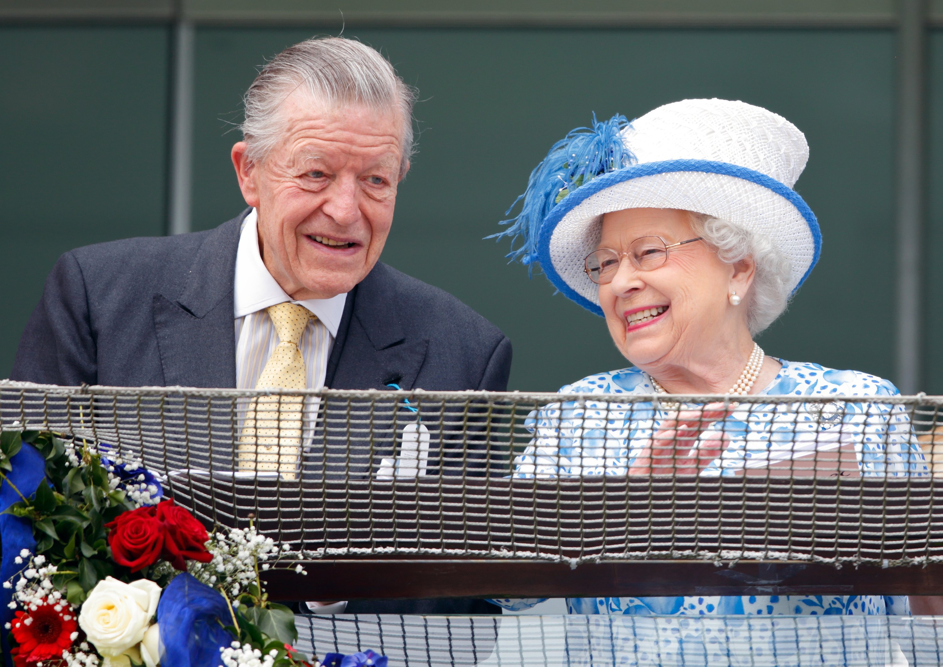 Reina Elizabeth II y Sir Michael Oswald en Surrey, Inglaterra en junio de 2016. | Foto: Getty Images
