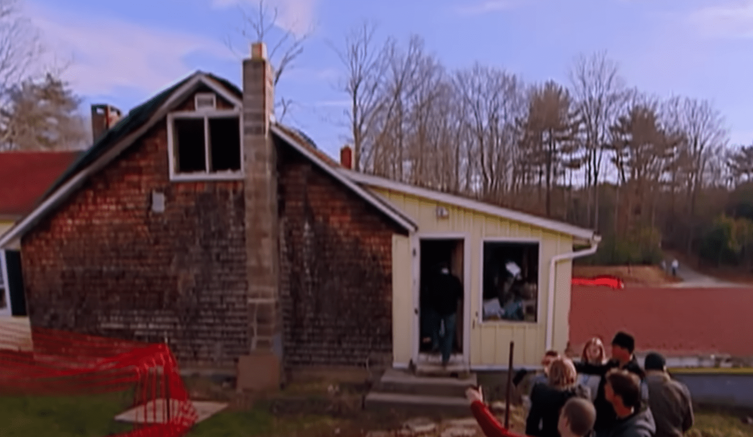 La casa de la familia Girard tras el devastador incendio. | Foto: youtube.com/ExtremeMakeoverHomeEdition