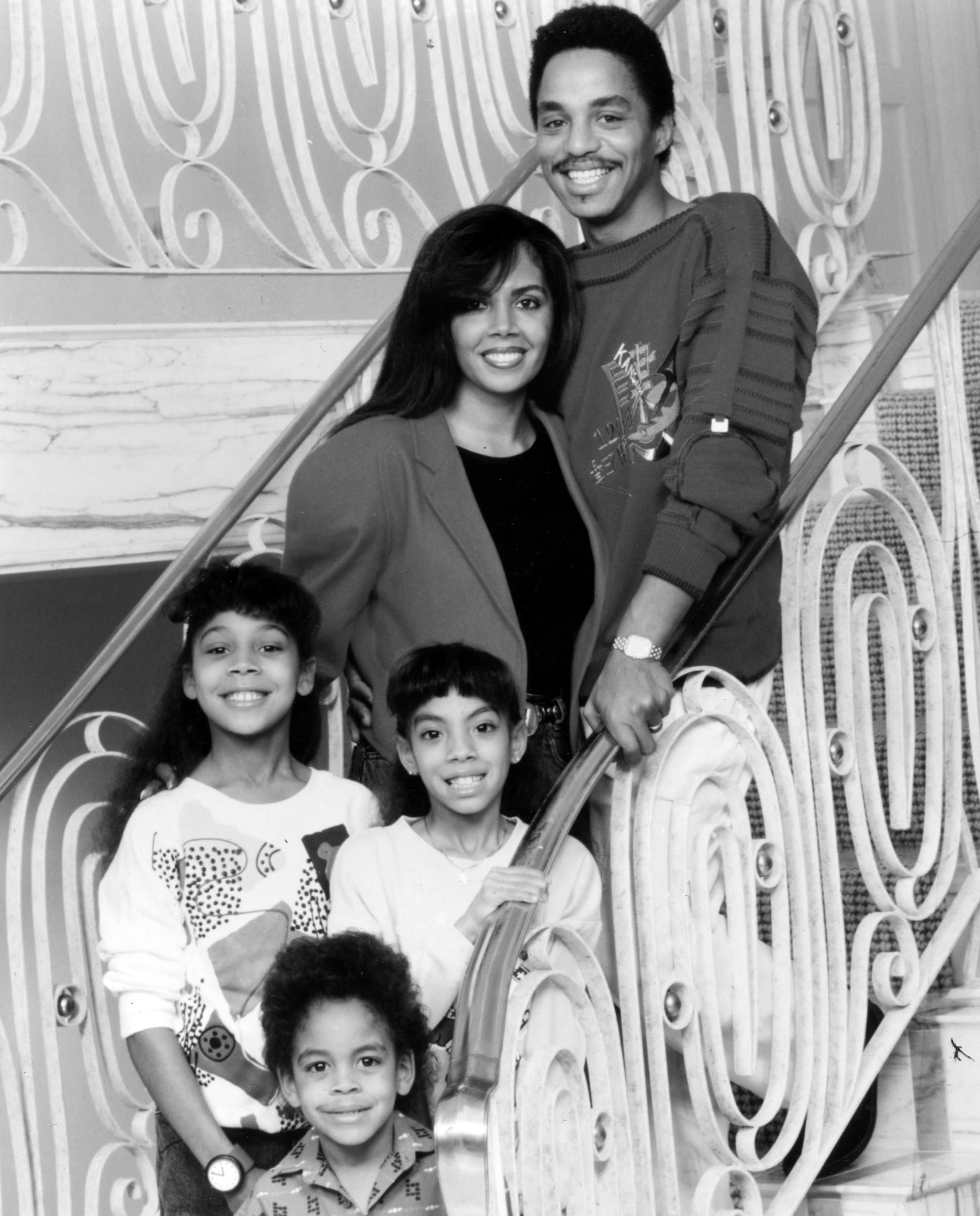 Marlon Jackson con su esposa Carol y sus tres hijos Valencia, Brittany y Marlon Jr. hacia 1975 | Fuente: Getty Images