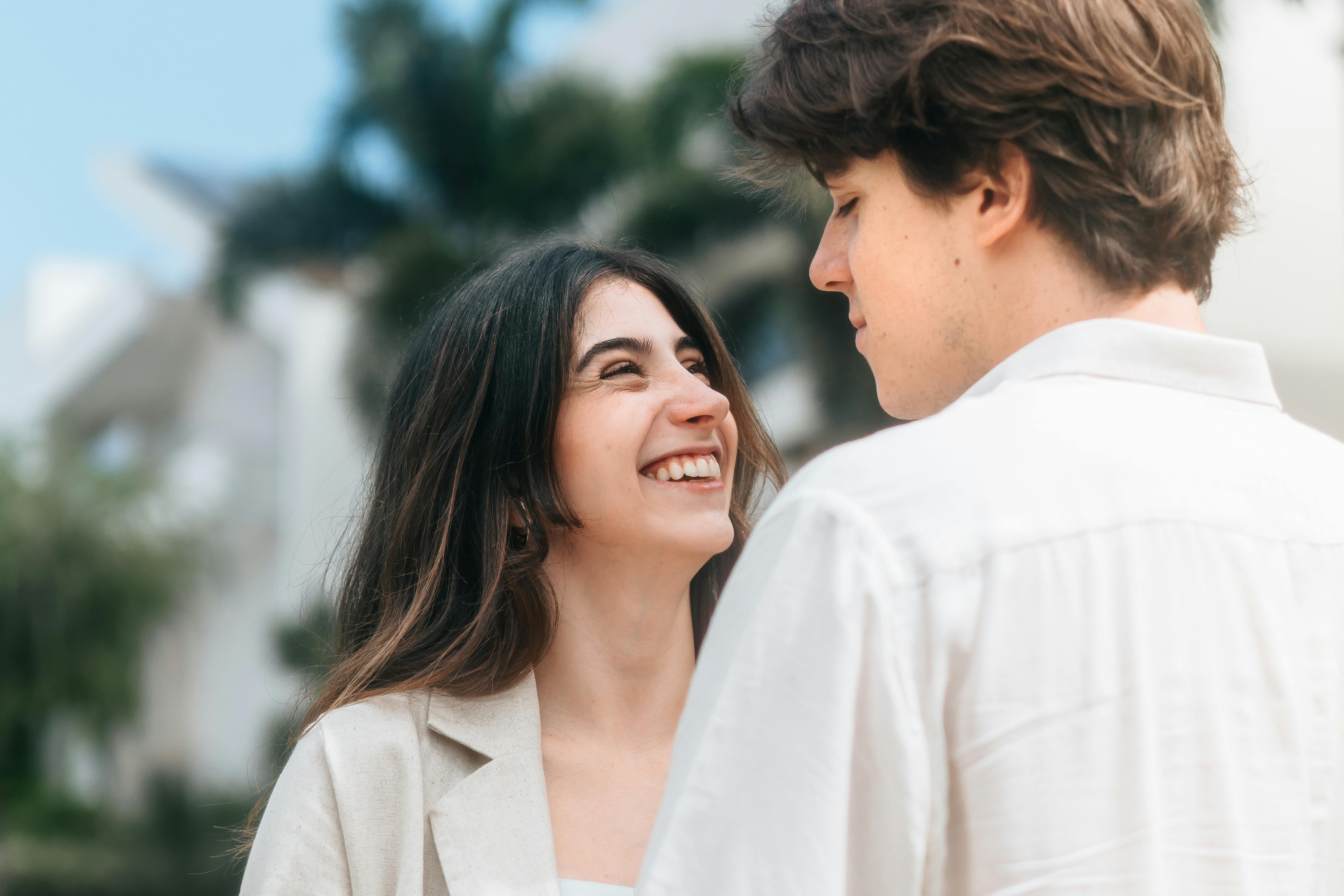 Una pareja feliz hablando | Fuente: Pexels