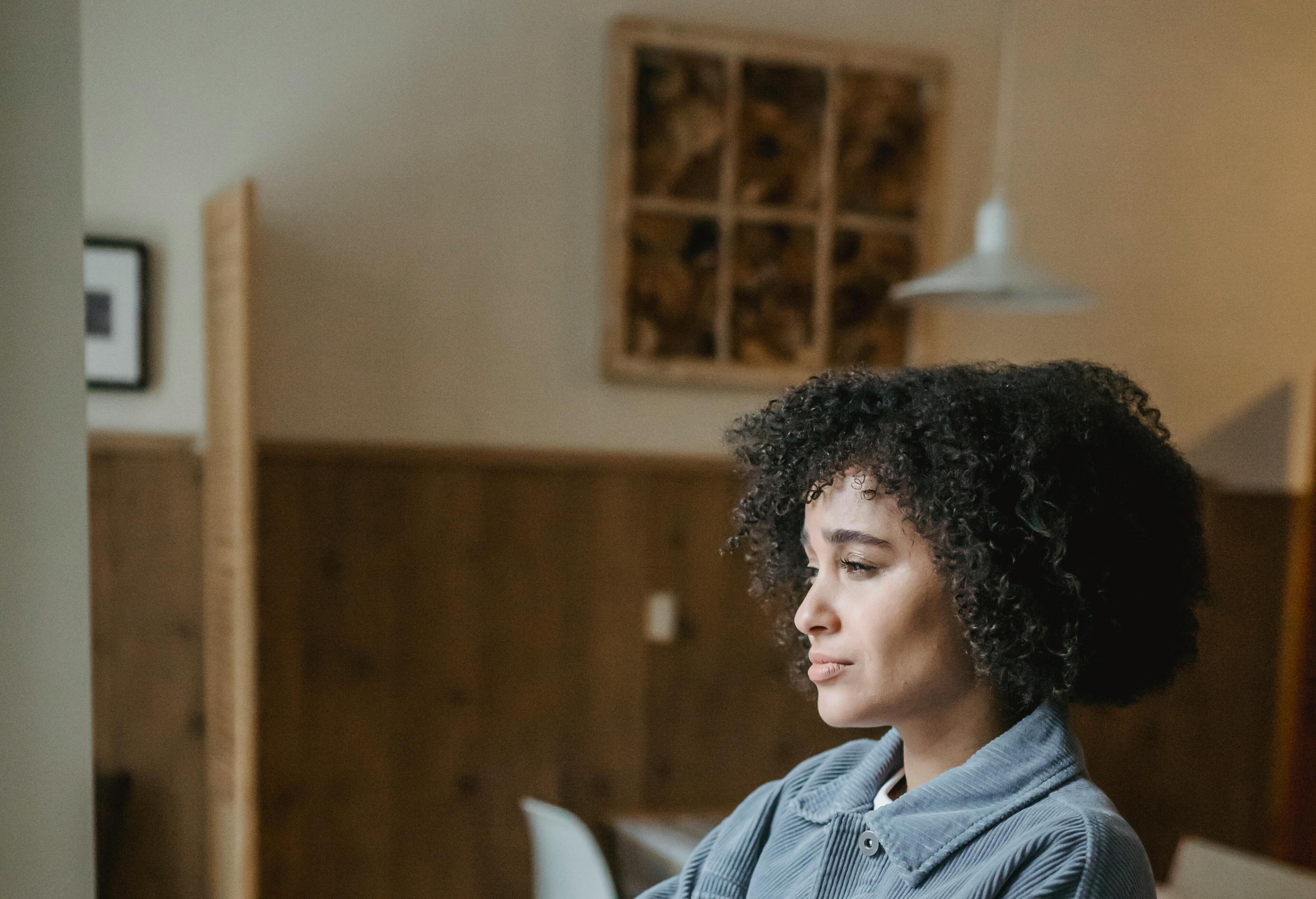 Una mujer considerando qué hacer | Fuente: Pexels