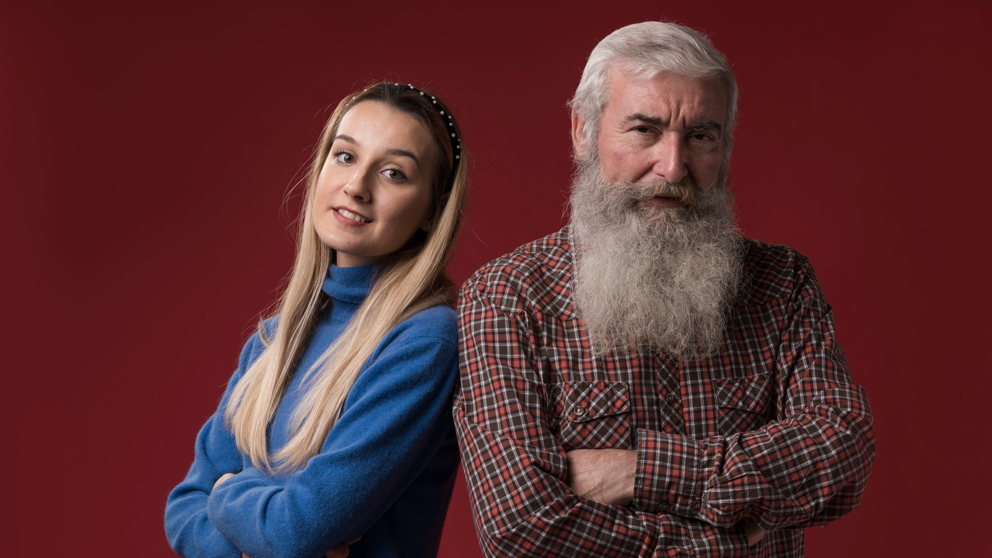 Una mujer sonriendo junto a su padre | Fuente: Freepik