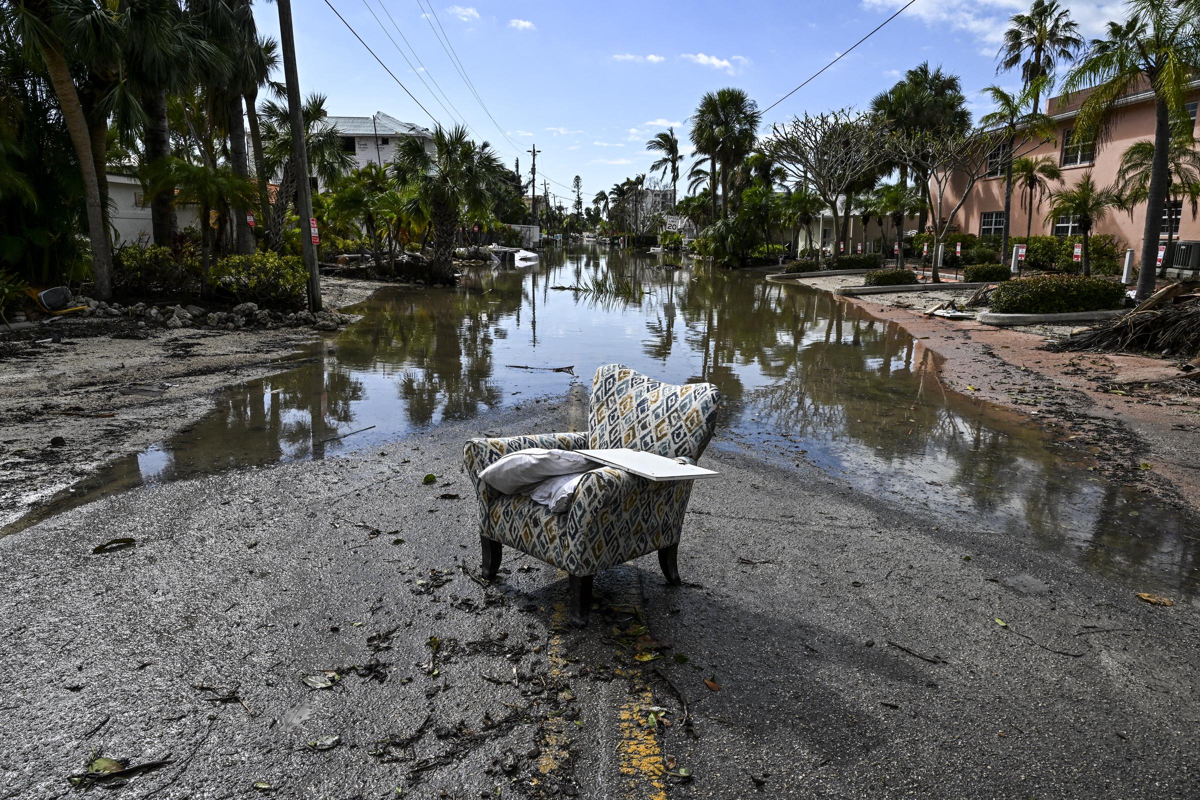 Una calle inundada con escombros tras el paso del huracán Milton, en Siesta Key, Florida, el 10 de octubre de 2024 | Fuente: Getty Images