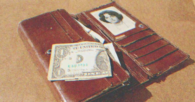 Una billetera con dinero y una foto antigua | Foto: Shutterstock