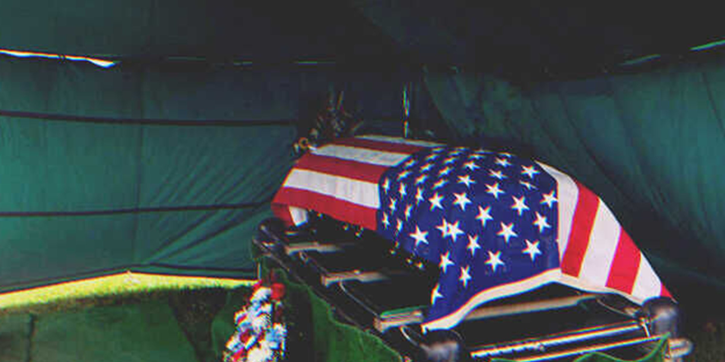 Ataúd envuelto en una bandera estadounidense | Foto: Getty Images