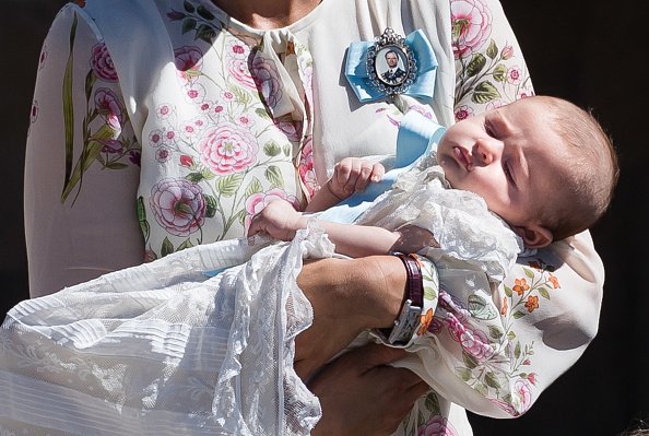 Princesa Adrienne en brazos de su madre, la Princesa Madeleine. Fuente: Getty Images