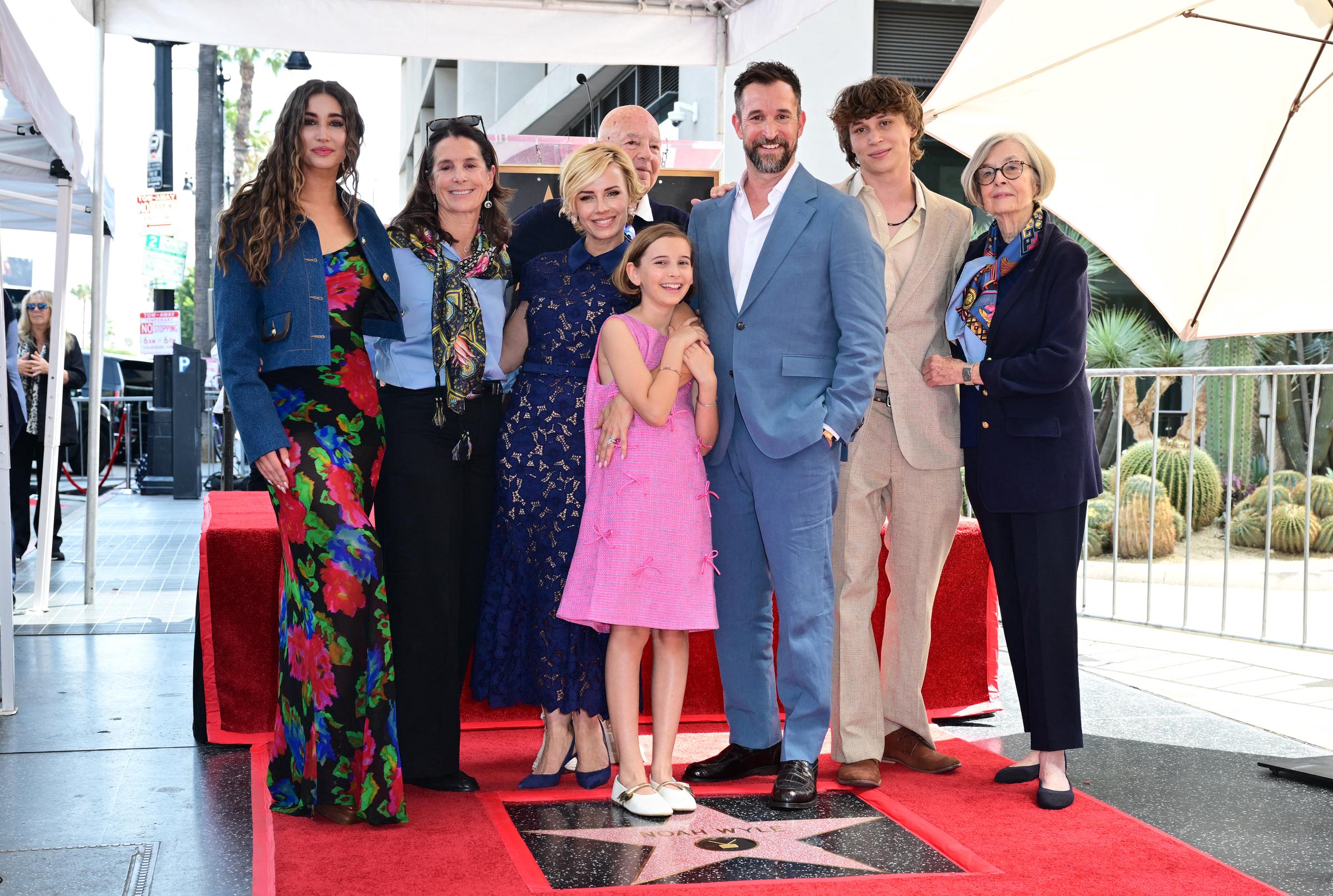 Noah Wyle celebra su estrella en el Paseo de la Fama de Hollywood junto a su esposa, Sara Wells, sus hijos, sus padres y su hermana durante la ceremonia del 9 de abril de 2026. | Fuente: Getty Images