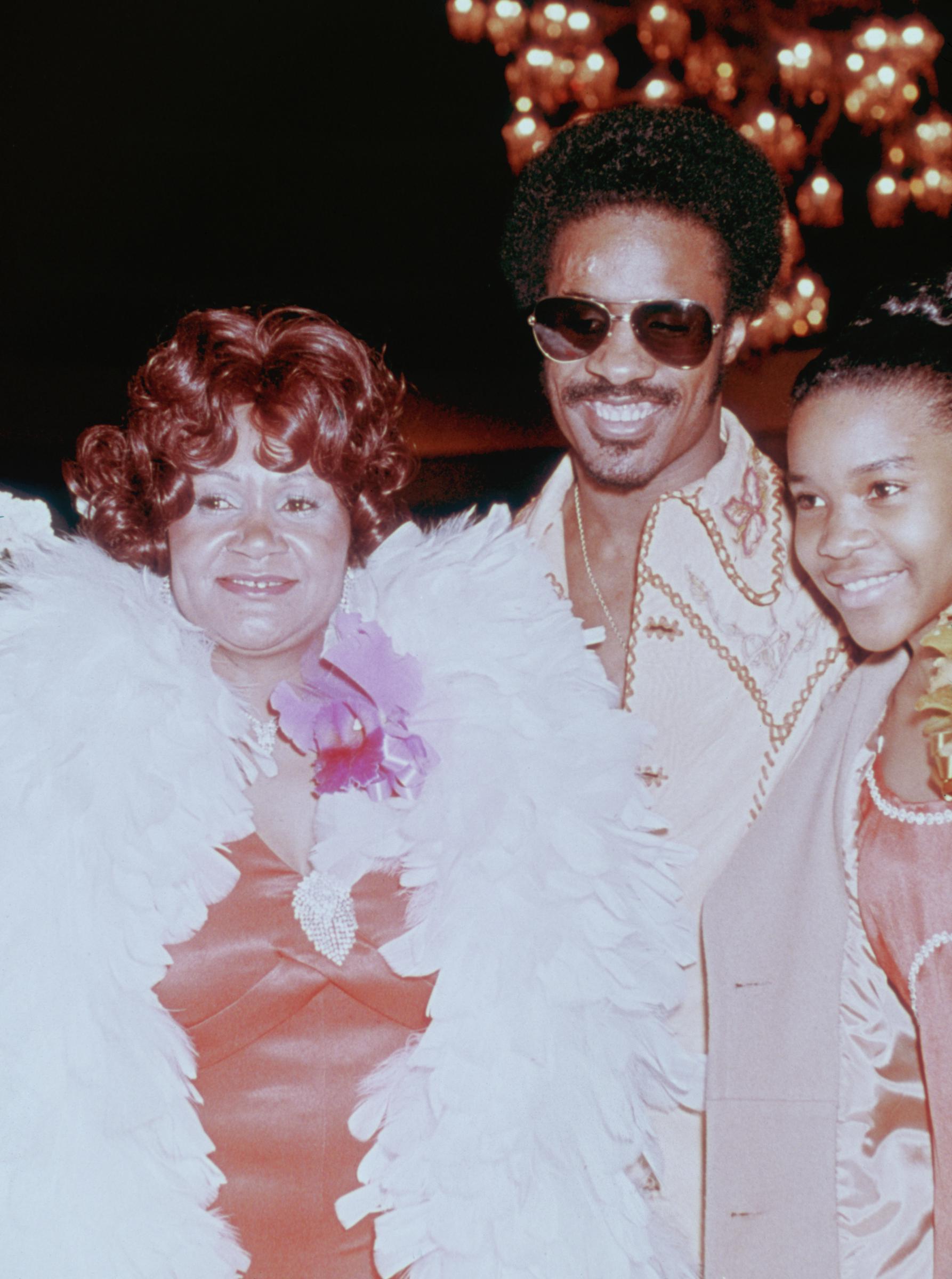 Lula Mae Hardaway, Stevie Wonder y su hermana en los Premios Grammy el 2 de marzo de 1974, en Hollywood | Fuente: Getty Images