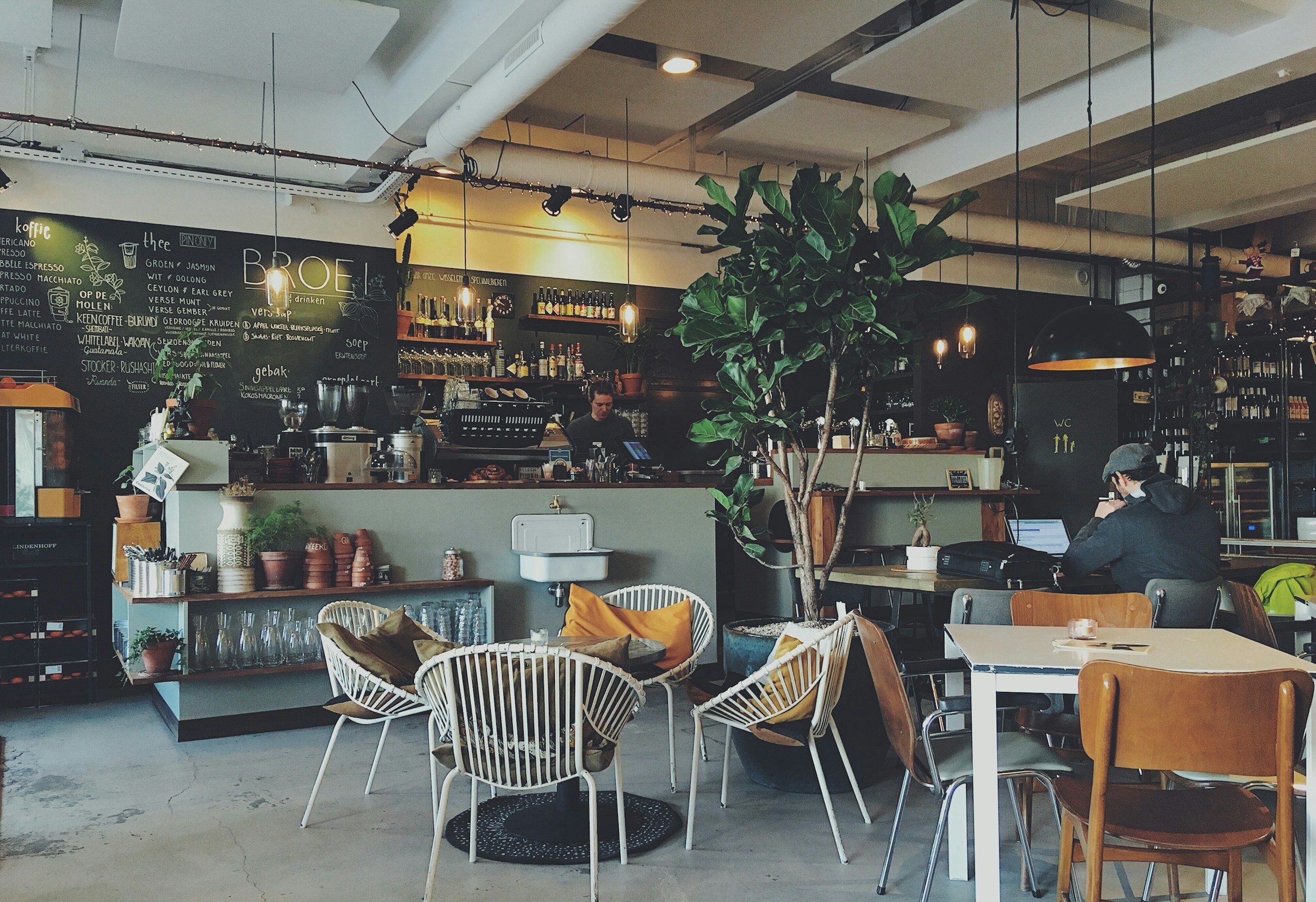 Interior de una cafetería | Fuente: Unsplash