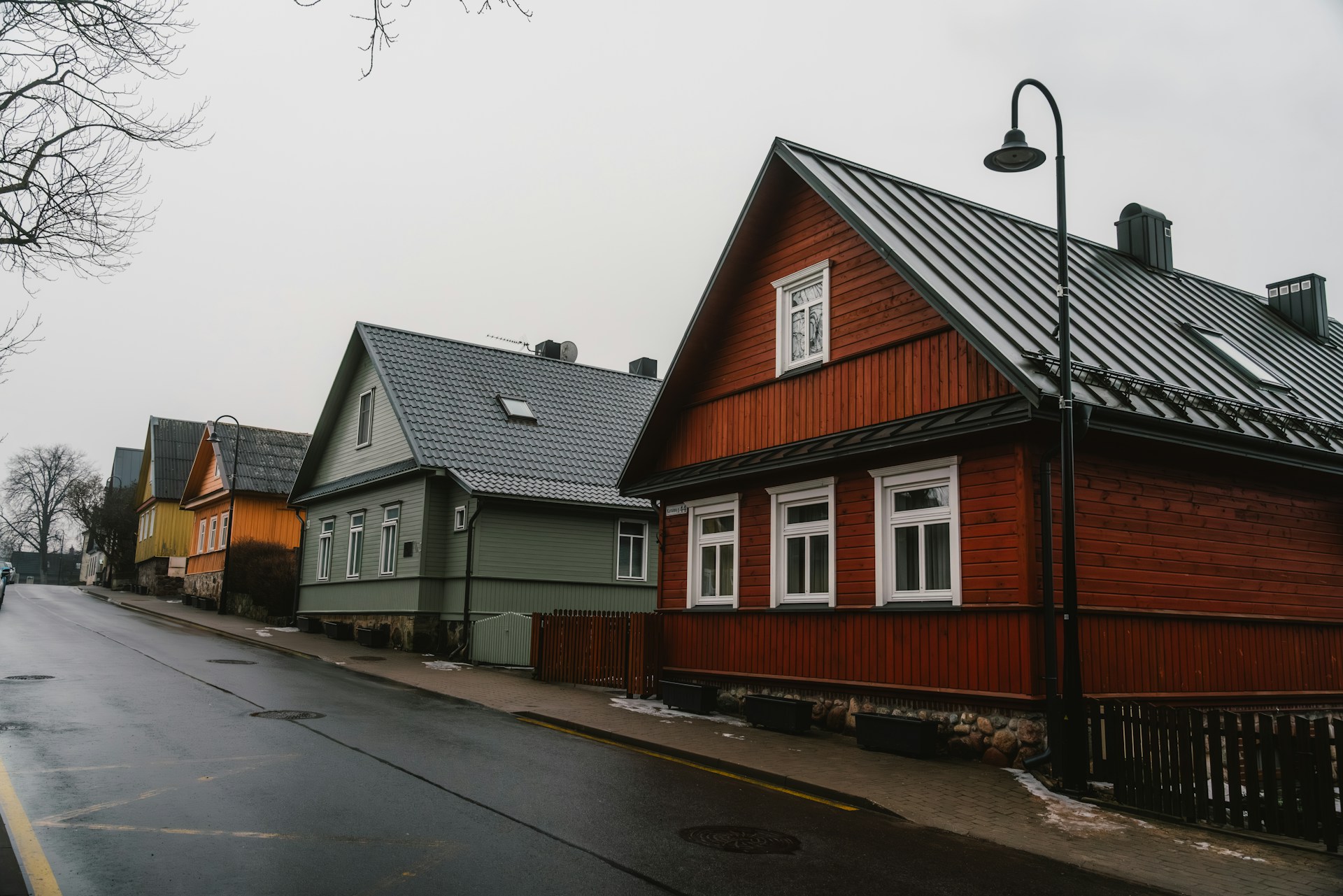 Casas alineadas en una calle | Fuente: Unsplash
