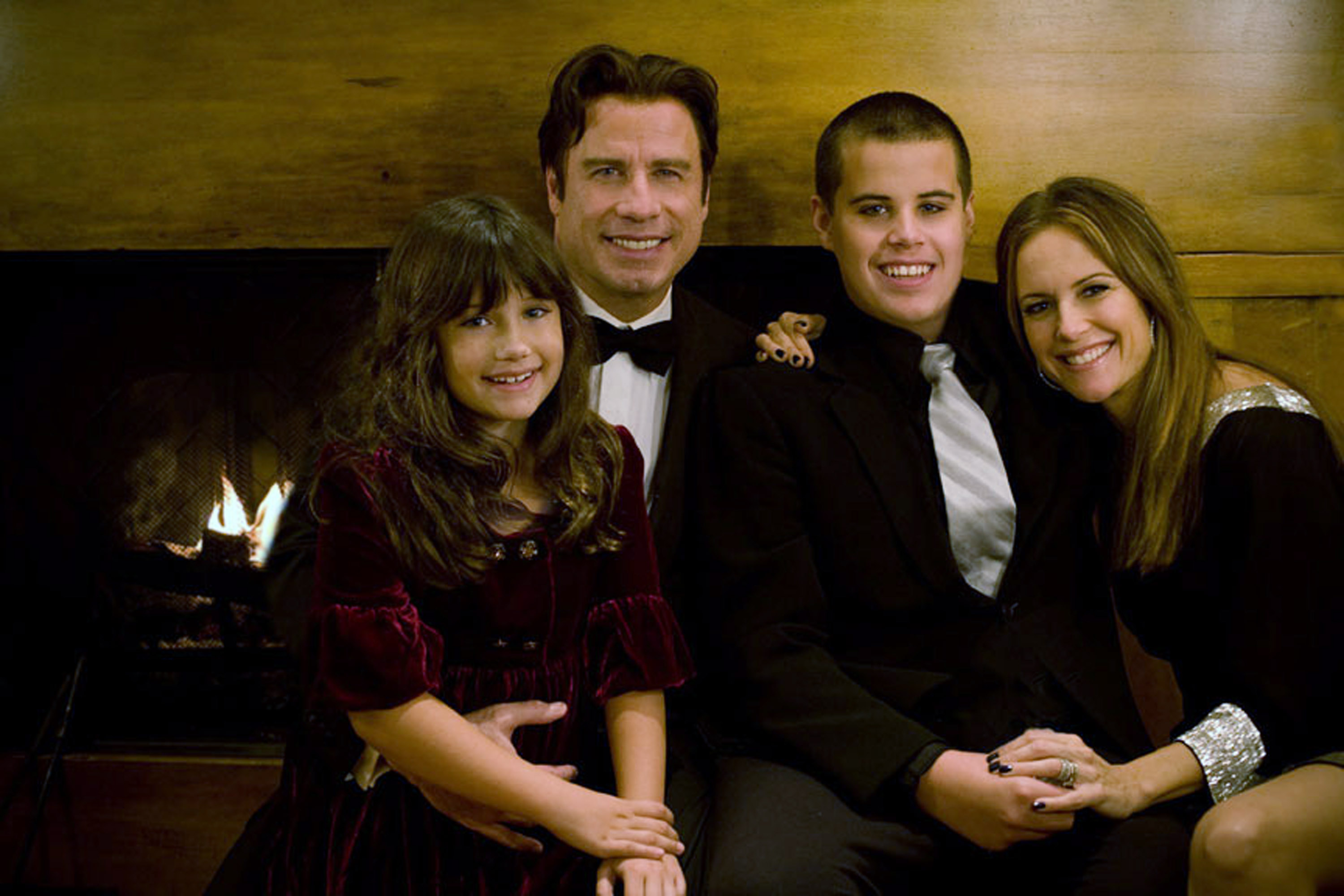 Una Ella Bleu Travolta más joven posa con sus padres, John Travolta y Kelly Preston, junto a su difunto hermano Jett en una foto familiar poco habitual. | Fuente: Getty Images