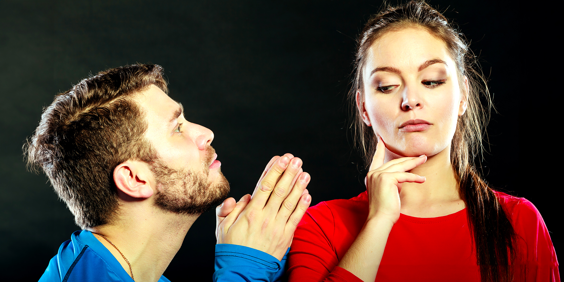 Un hombre pidiendo perdón a su pareja | Fuente: Getty Images