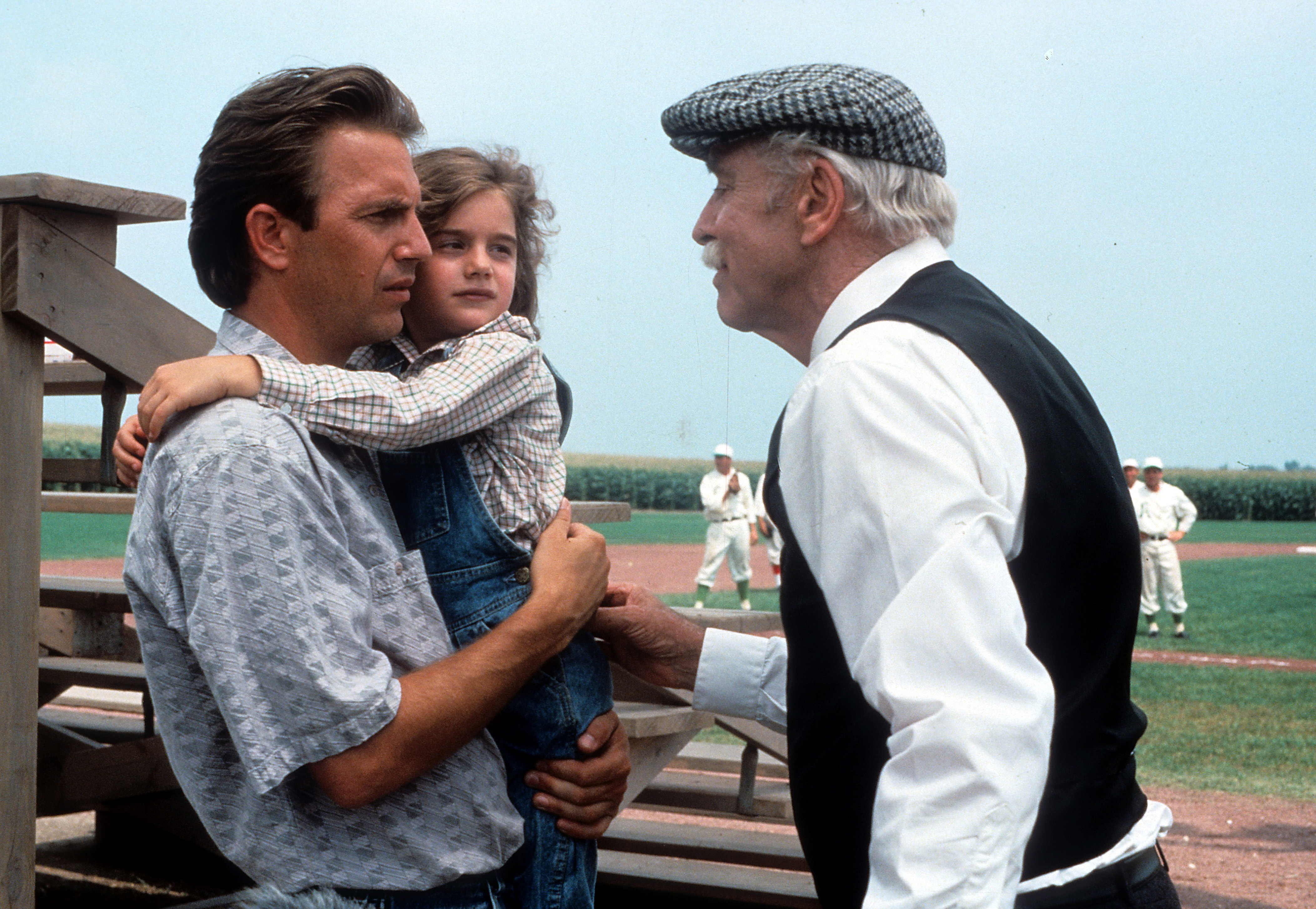 Kevin Costner y Gaby Hoffmann en el plató de "Campo de sueños", 1989 | Fuente: Getty Images