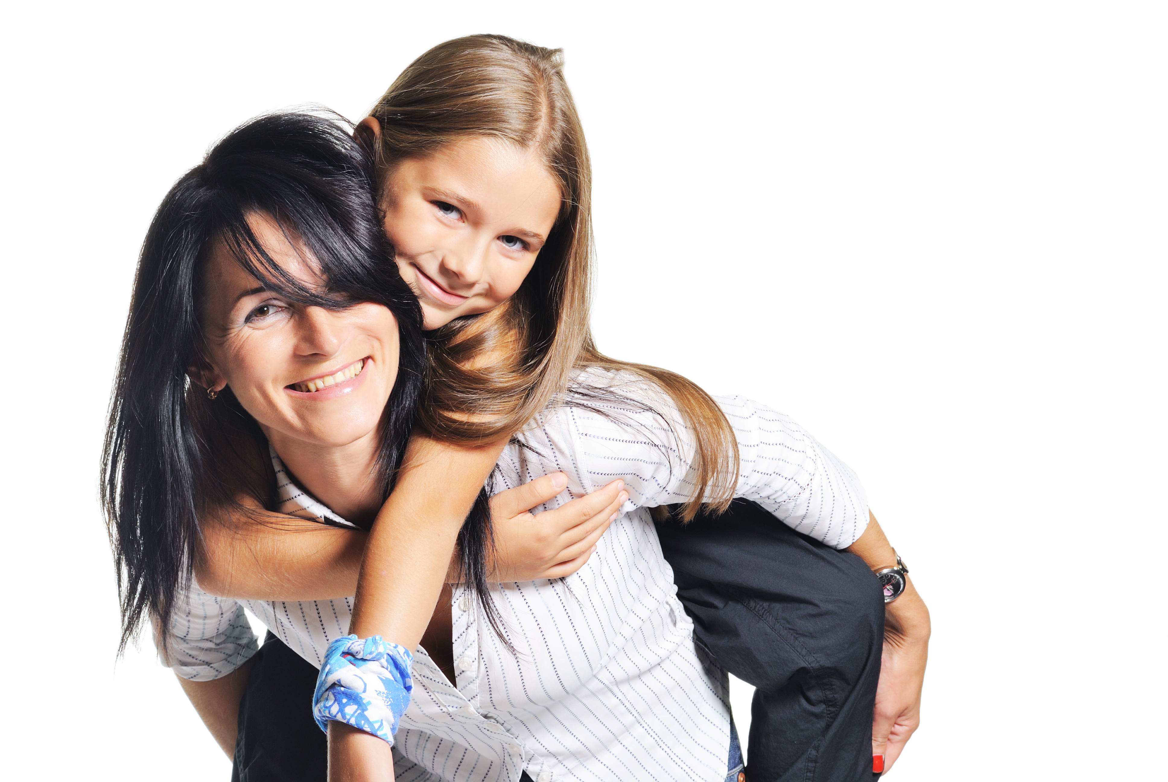 Una mujer y un joven adolescente en su espalda | Fuente: Shuttterstock