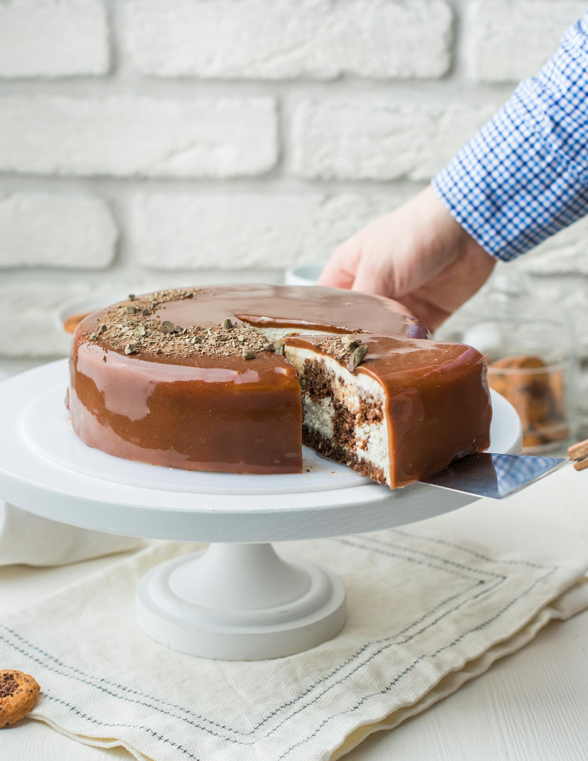 Un hombre sirviendo pasteles | Fuente: Pexels