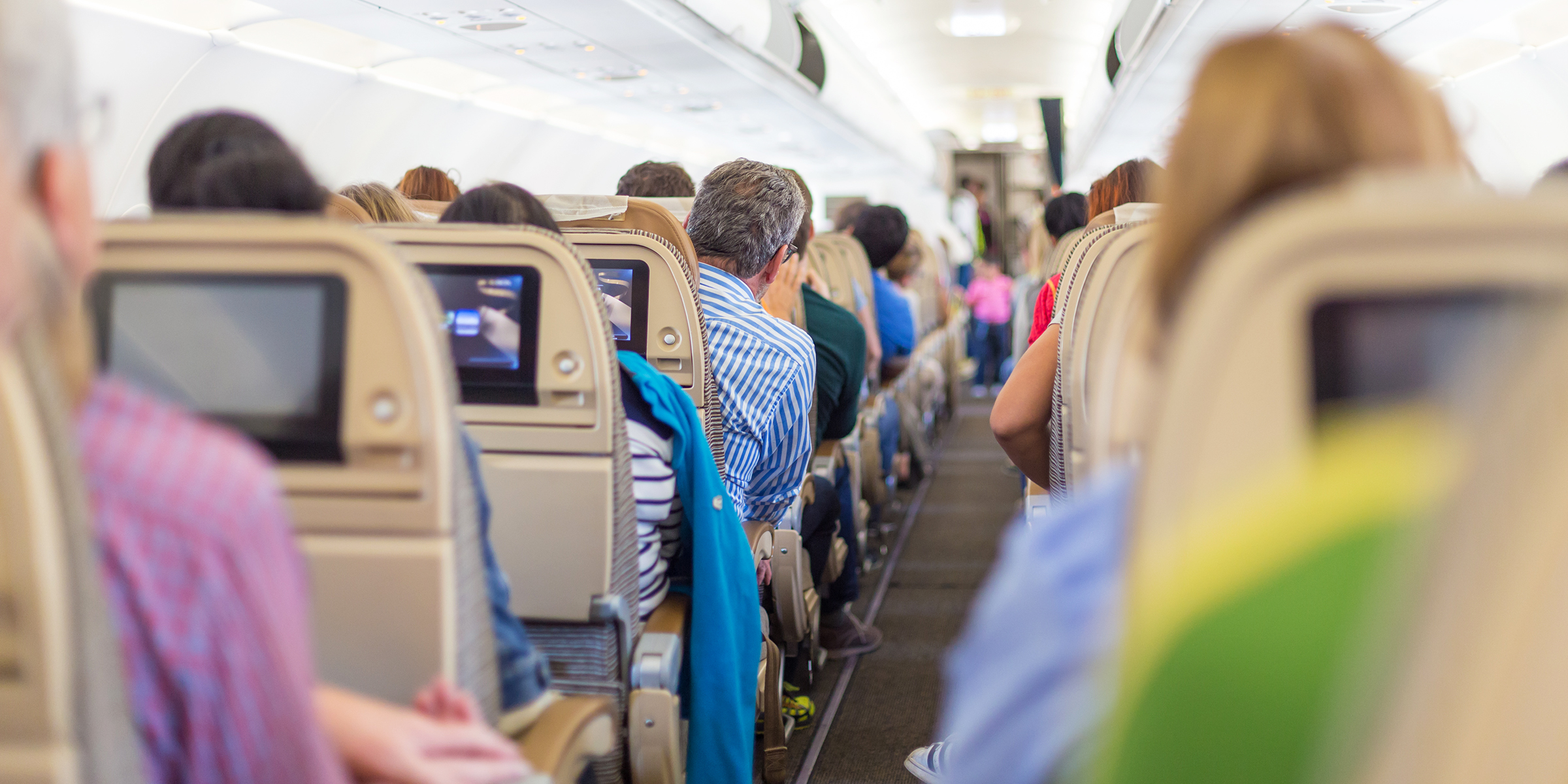 Personas en un avión | Fuente: Shutterstock