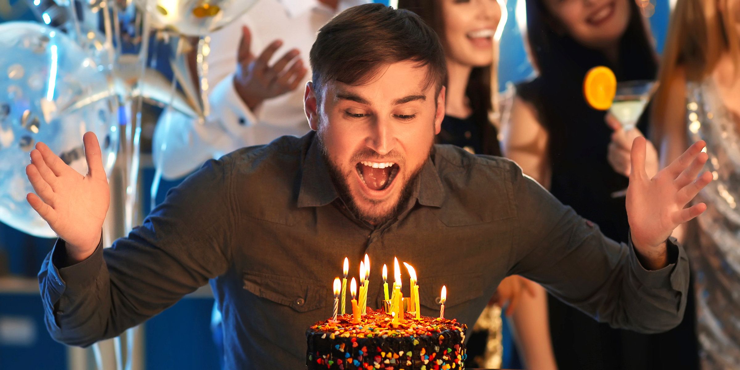Un hombre feliz celebrando su cumpleaños | Fuente: Shutterstock