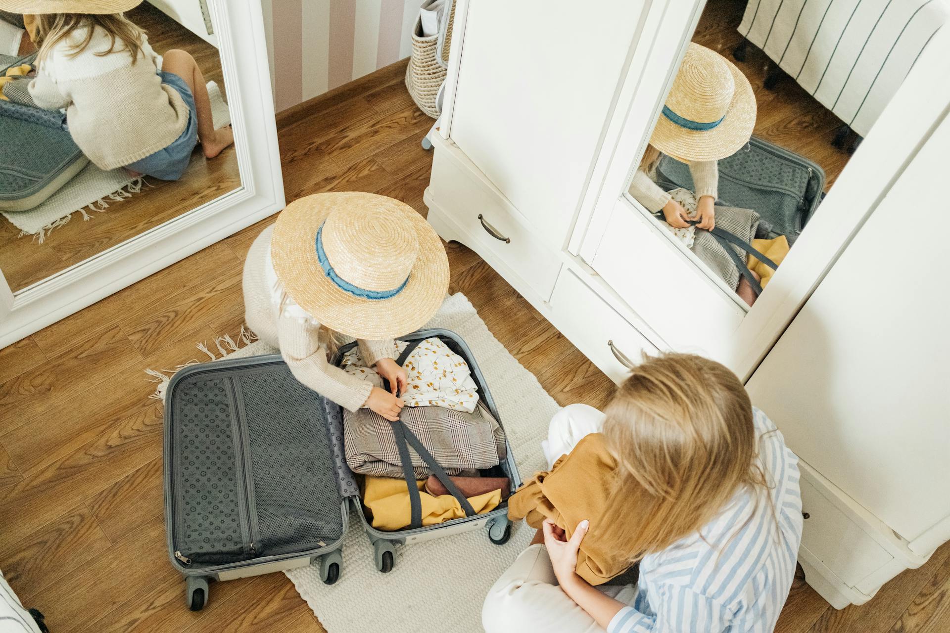 Una mujer y un niño haciendo la maleta | Fuente: Pexels