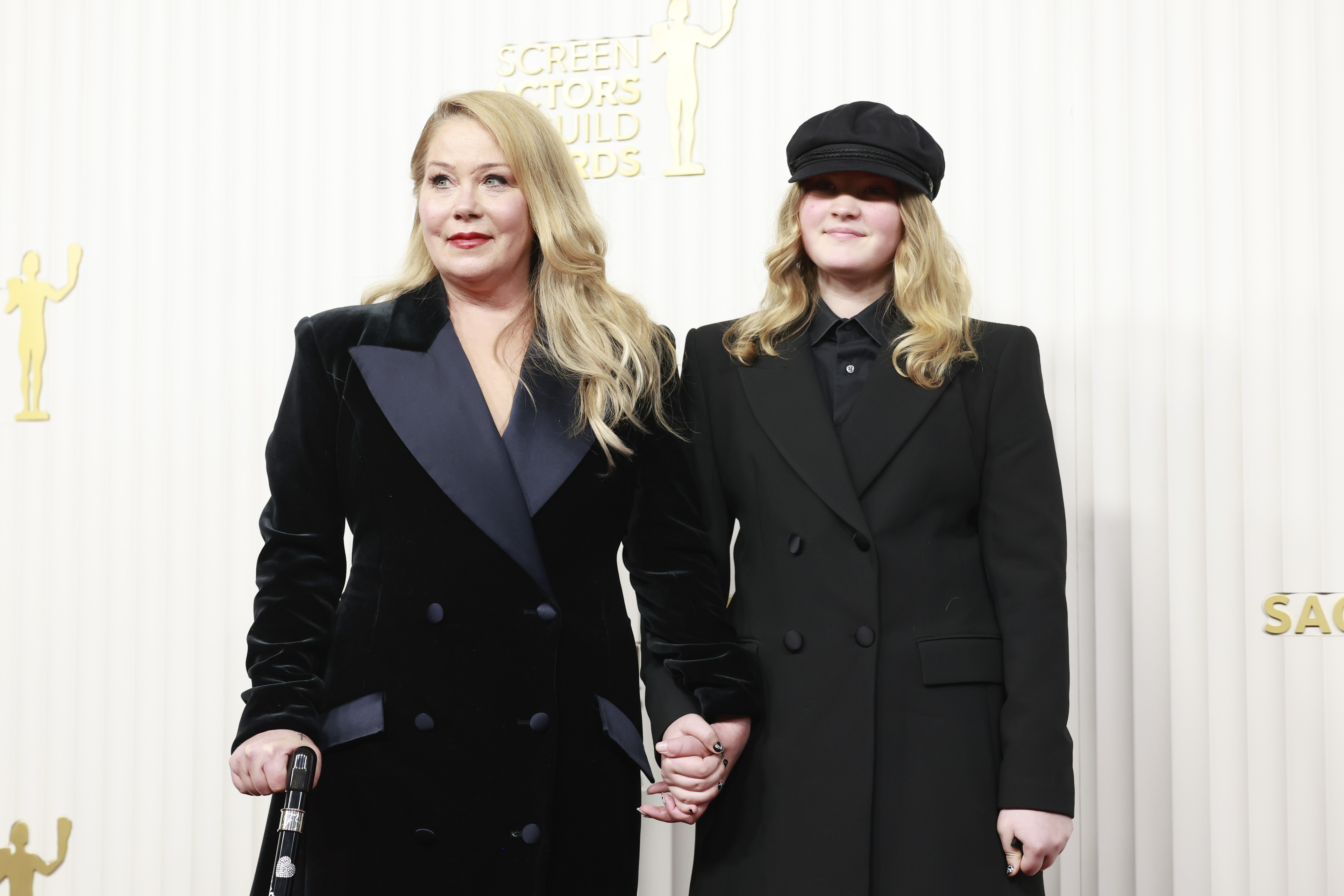 Christina Applegate y Sadie Grace LeNoble acuden a la 29.ª edición de los Premios del Sindicato de Actores, celebrada en el Fairmont Century Plaza el 26 de febrero de 2023 en Los Ángeles, California | Fuente: Getty Images
