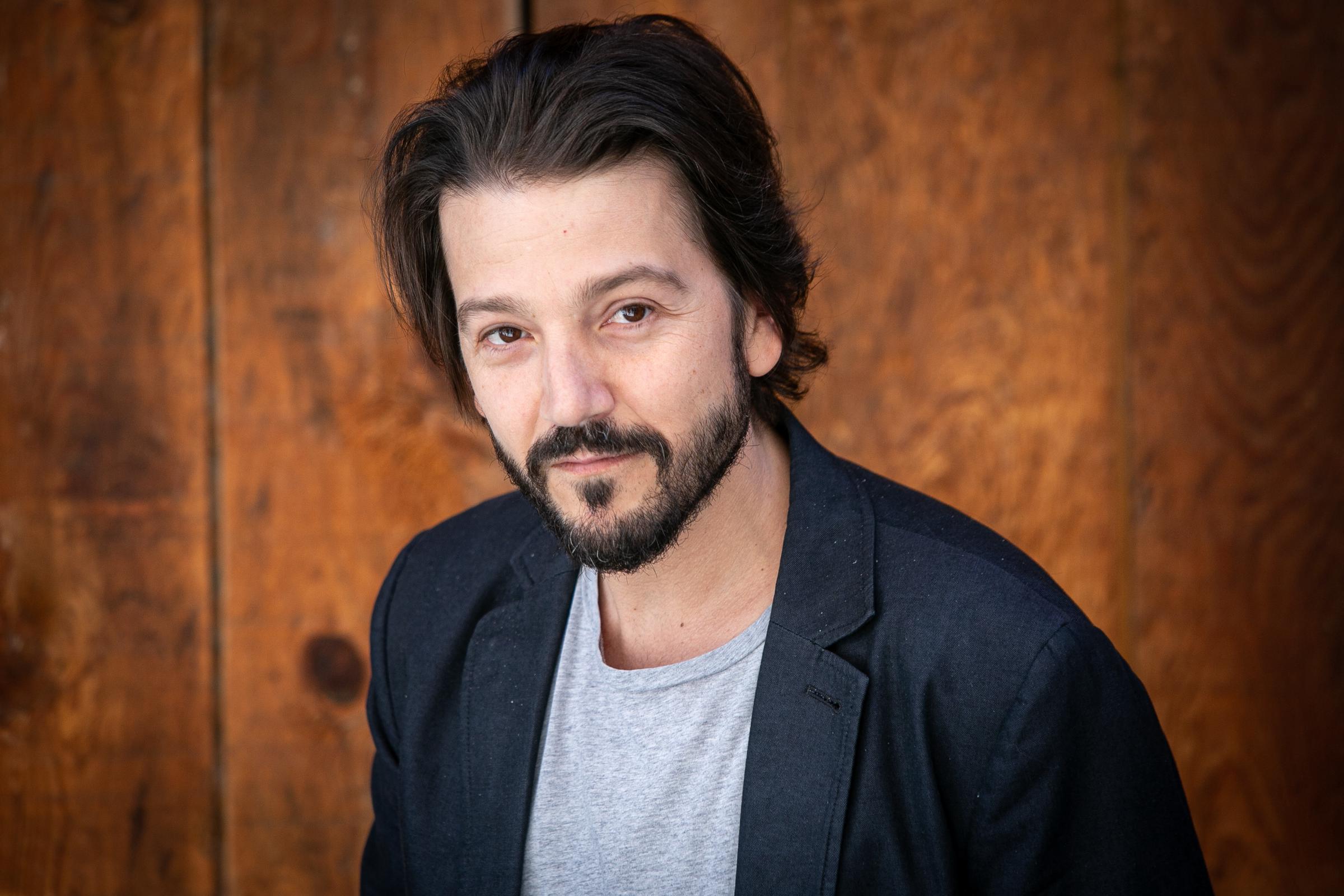 El actor mexicano Diego Luna presenta "Cada vez nos despedimos mejor" en El Matadero el 22 de junio de 2022 en Madrid, España. | Fuente: Getty Images.