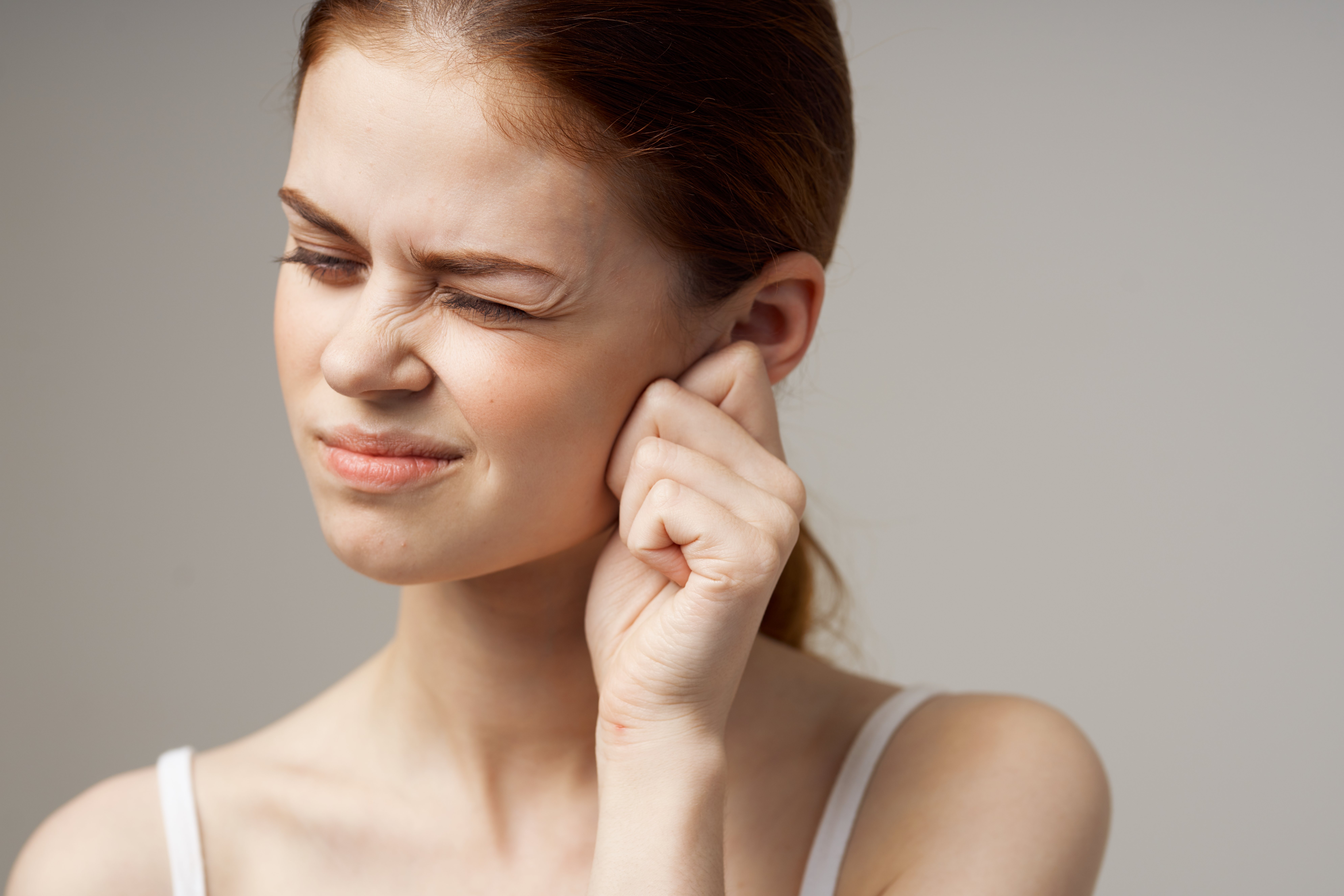 Mujer con dolor en el oído. | Foto: Shutterstock