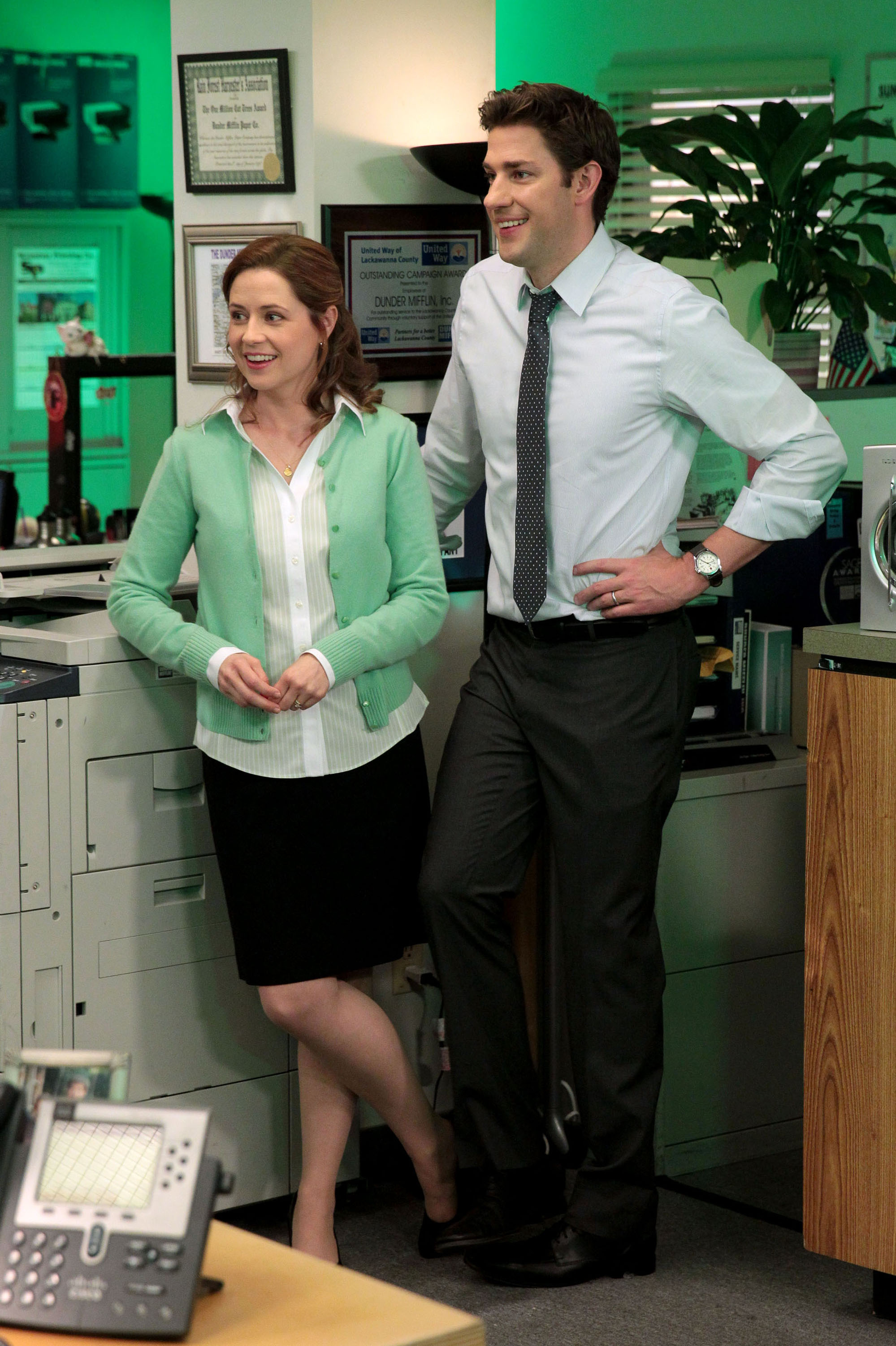 Jenna Fischer y John Krasinski como sus personajes Pam Beesly y Jim Halpert de "The Office" en 2013. | Fuente: Getty Images