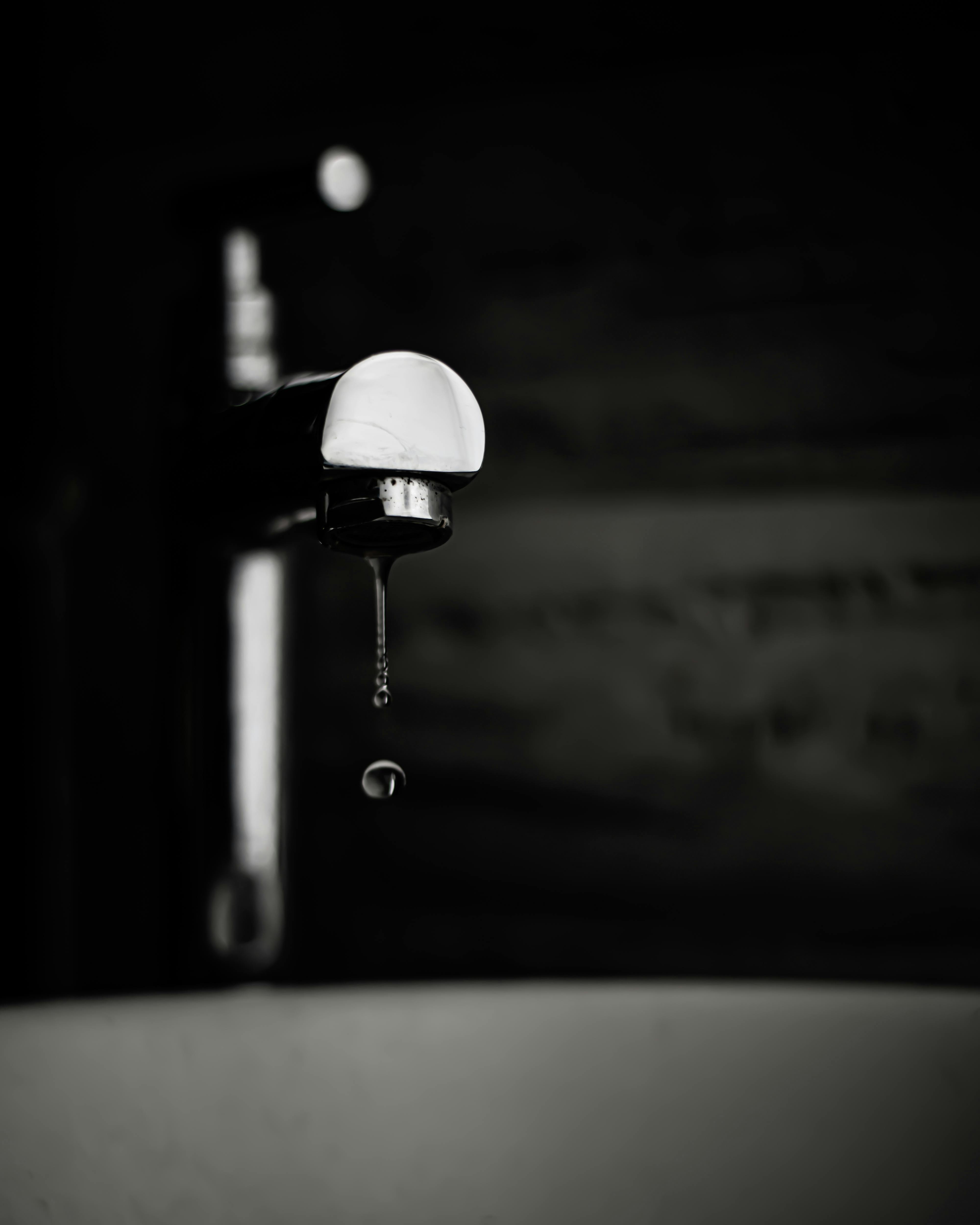 Primer plano de un grifo que gotea | Fuente: Pexels