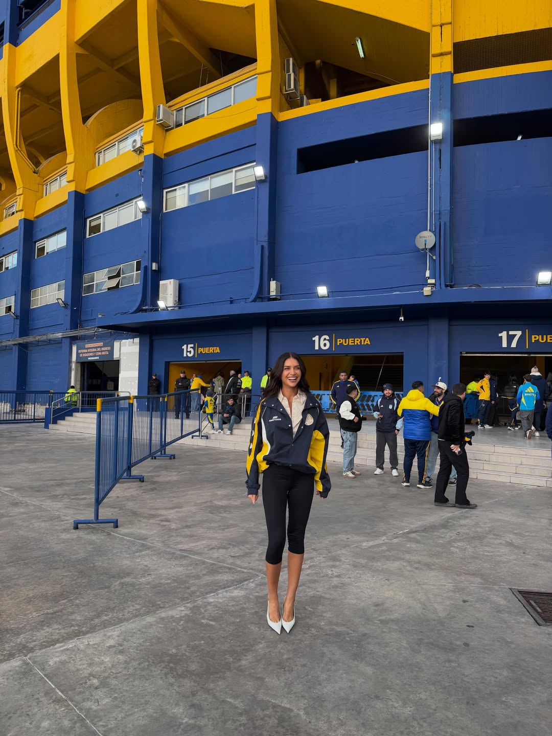 Zaira Nara posa en el exterior de La Bombonera con una campera de Boca Juniors y stilettos blancos antes del partido. | Fuente: Instagram/zaira.nara