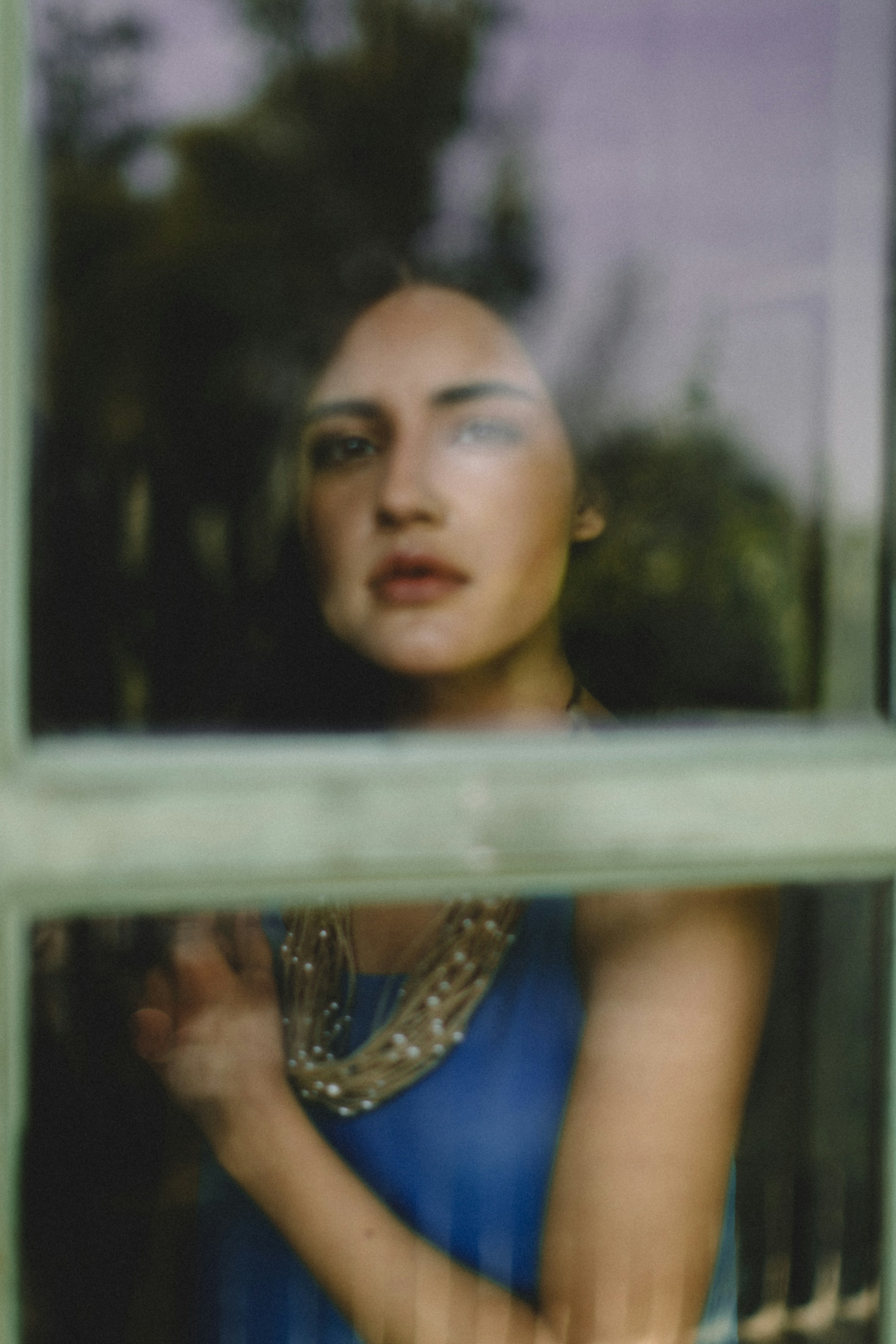 Una mujer mirando por la ventana | Fuente: Unsplash